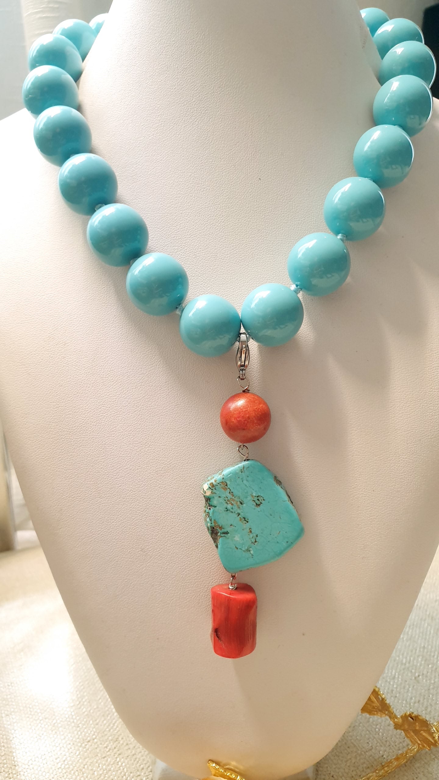 Collana di sfere di resina con pasta di turchese  e corallo baboo.