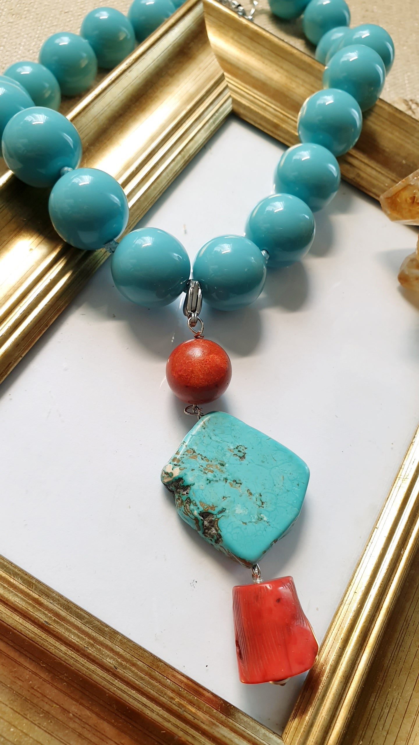 Collana di sfere di resina con pasta di turchese  e corallo baboo.