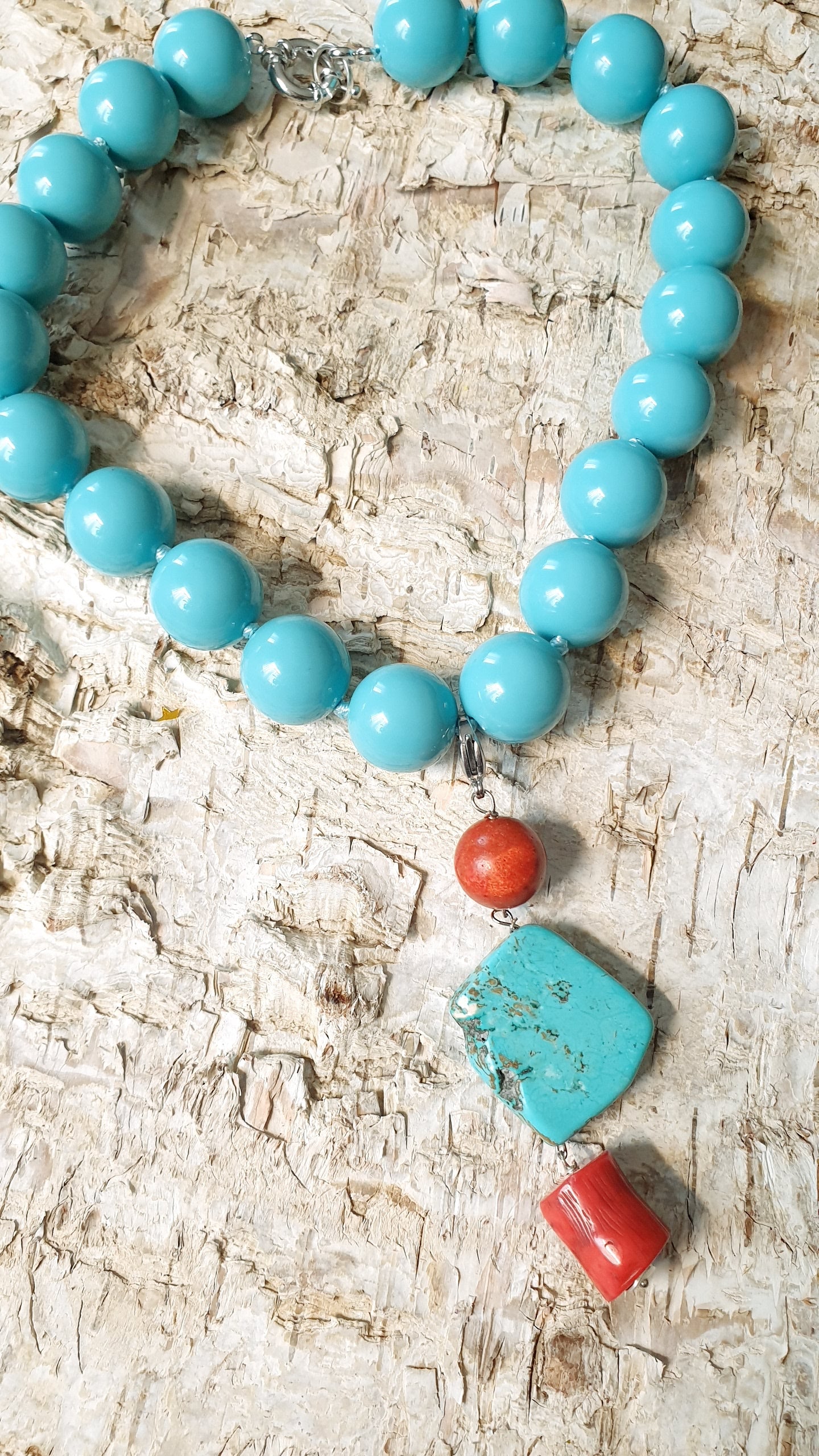 Collana di sfere di resina con pasta di turchese  e corallo baboo.