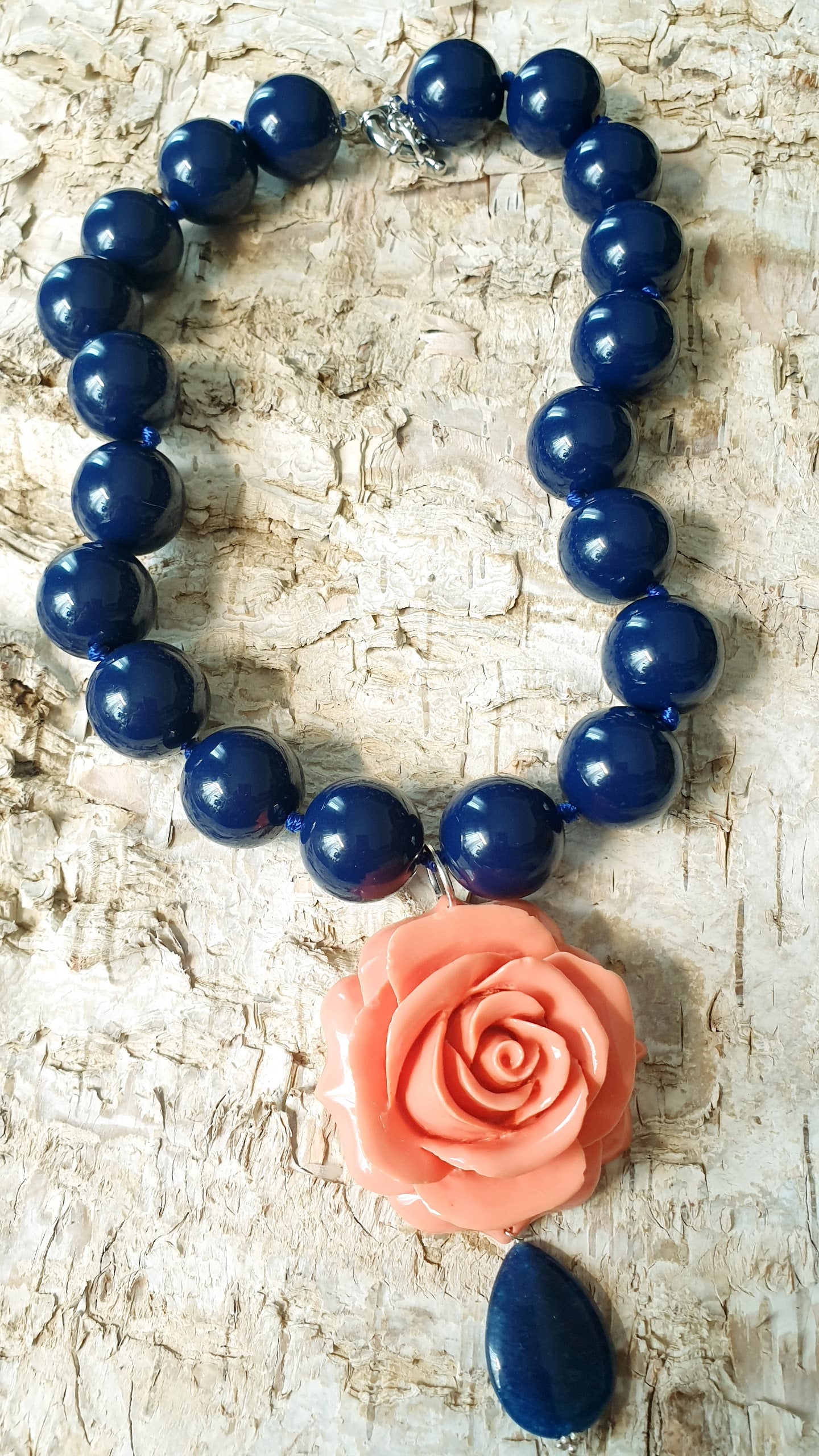 Collana di resina  blu con rosa e lapislazzuli