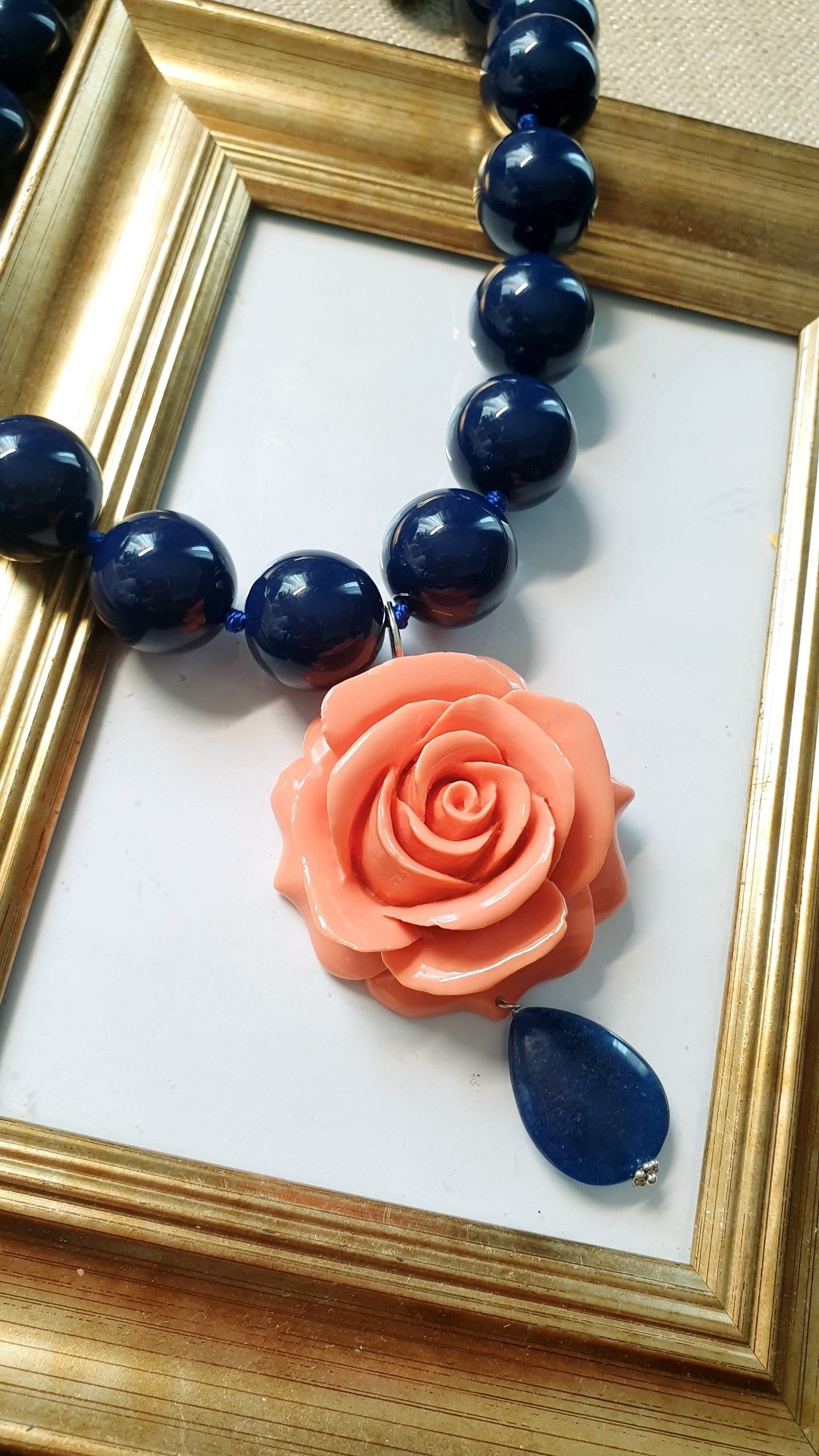 Collana di resina  blu con rosa e lapislazzuli