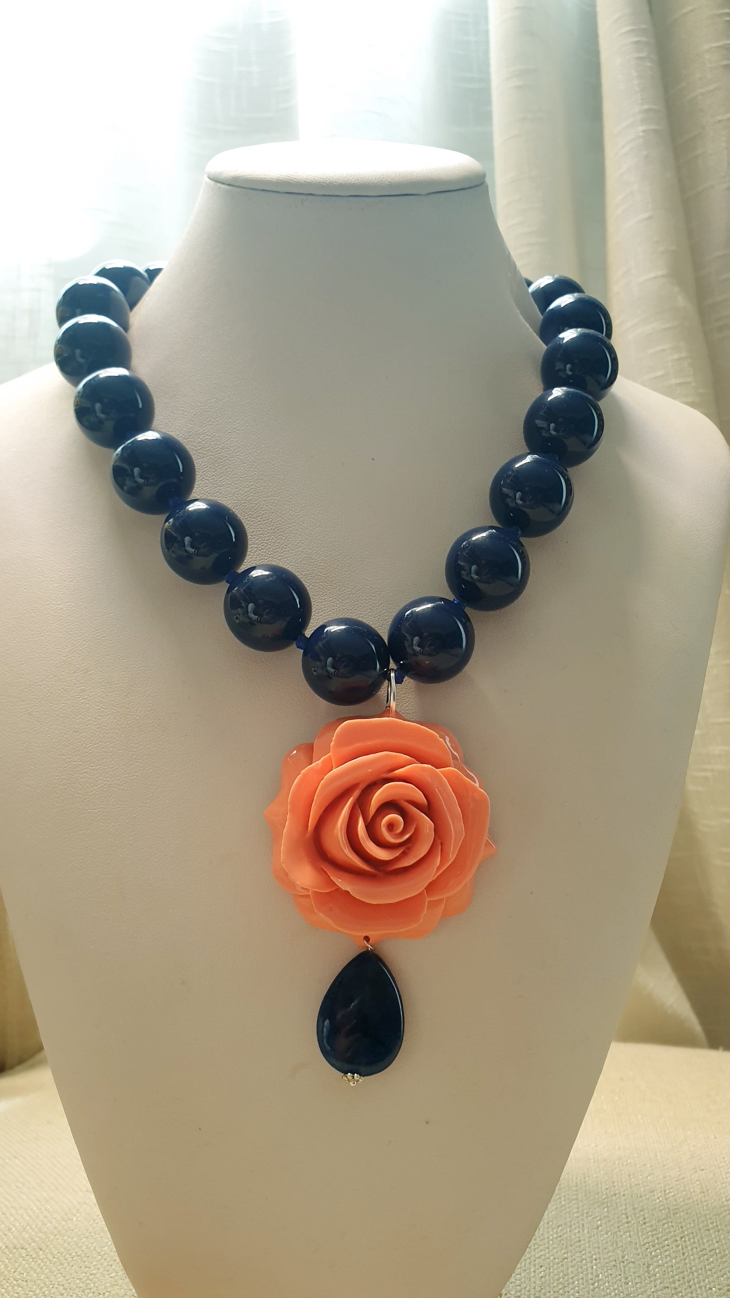 Collana di resina  blu con rosa e lapislazzuli