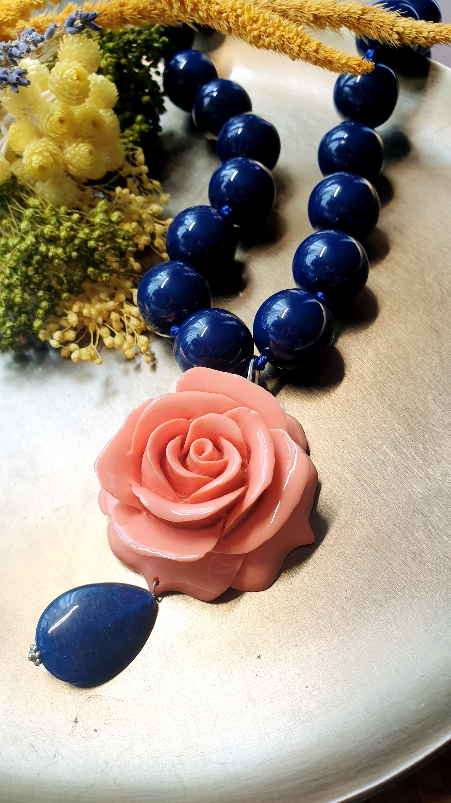 Collana di resina  blu con rosa e lapislazzuli