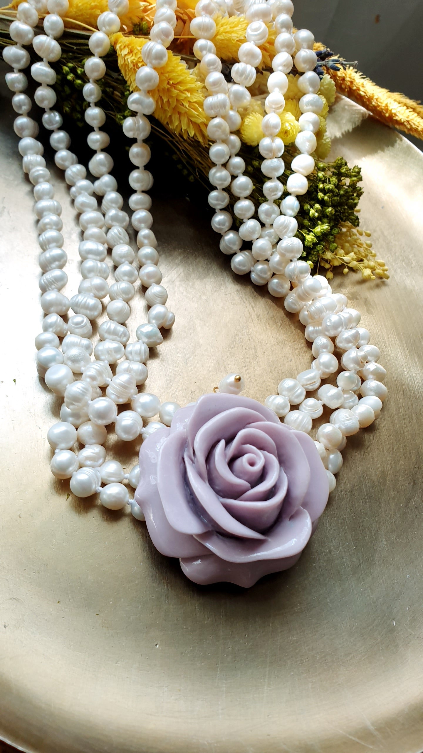 Collana di perle di fiume con rosa in resina