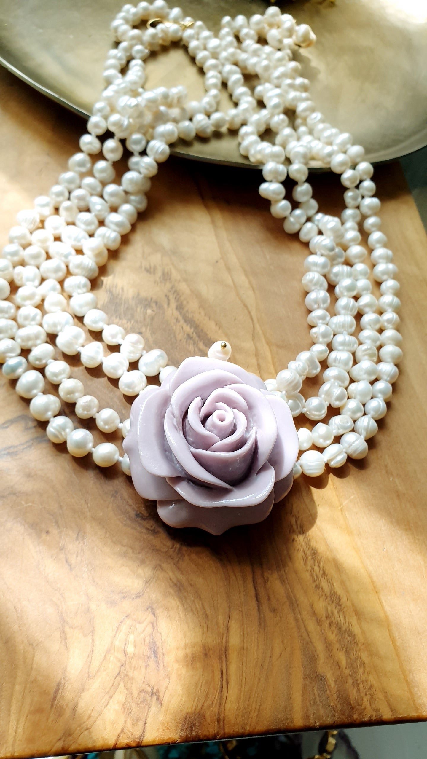 Collana di perle di fiume con rosa in resina