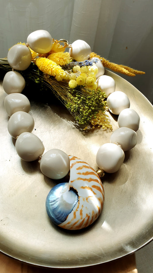Girocollo in resina panna con ammonite in  resina