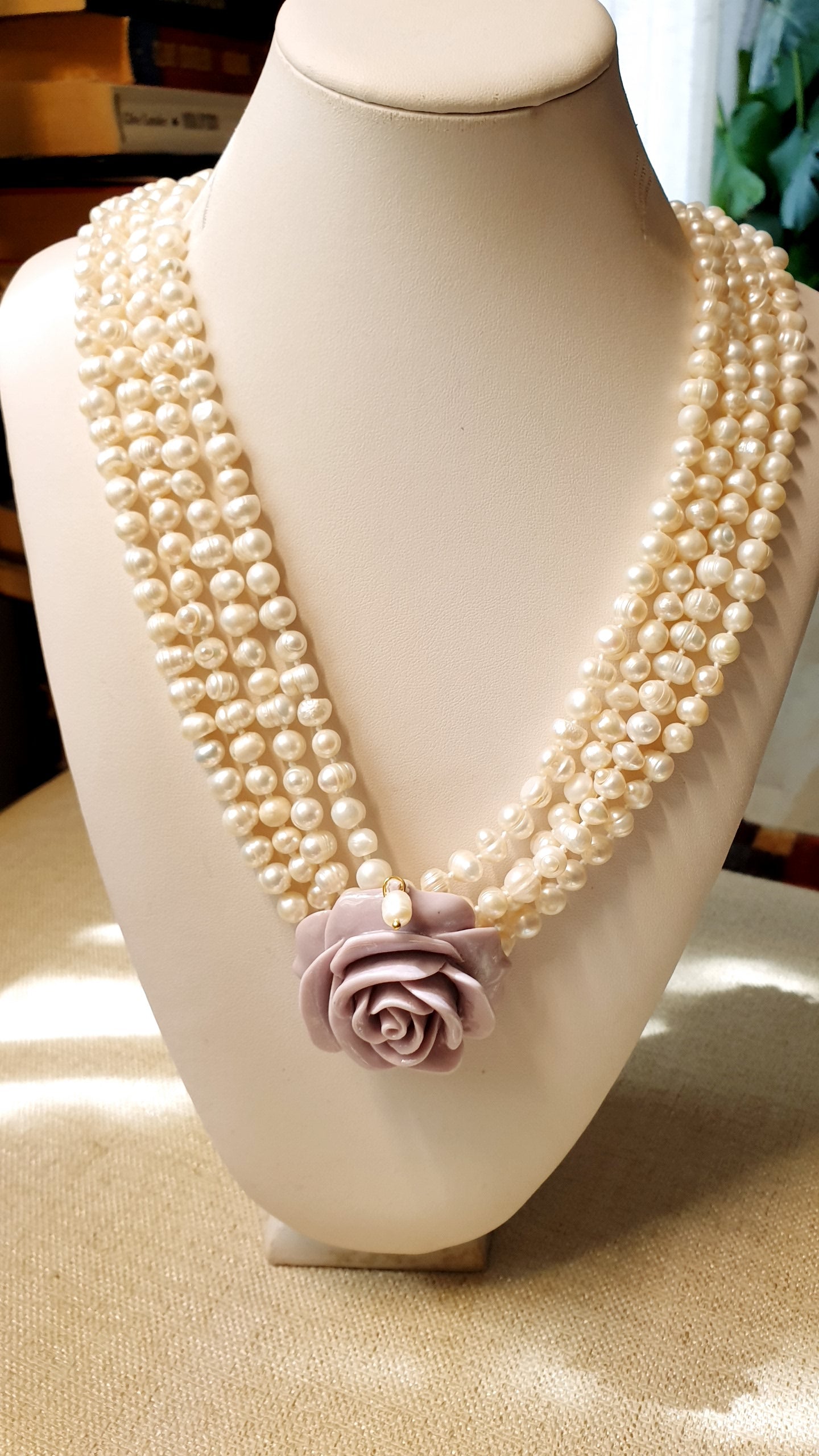 Collana di perle di fiume con rosa in resina