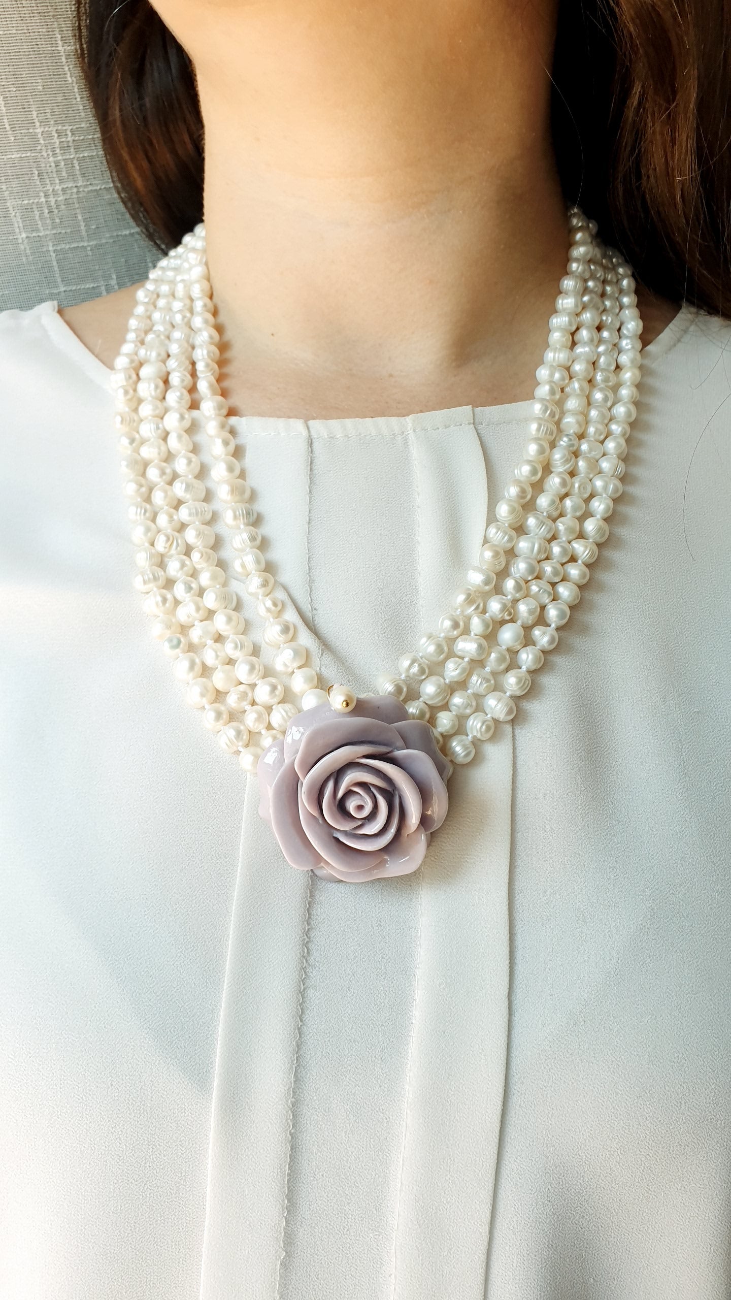 Collana di perle di fiume con rosa in resina