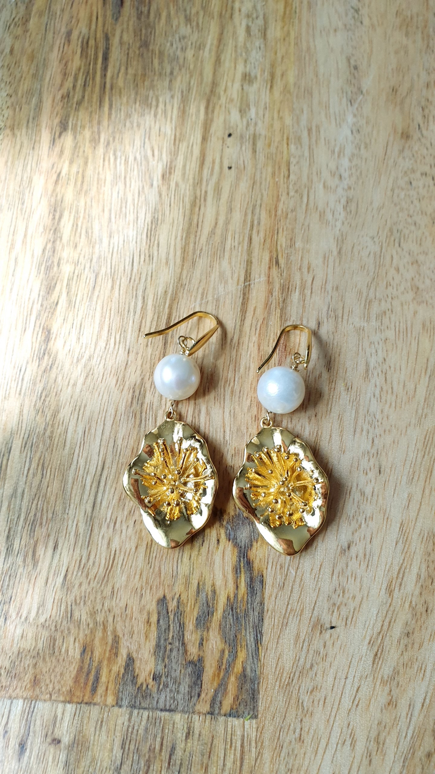 Orecchini in metallo con perle di fiume