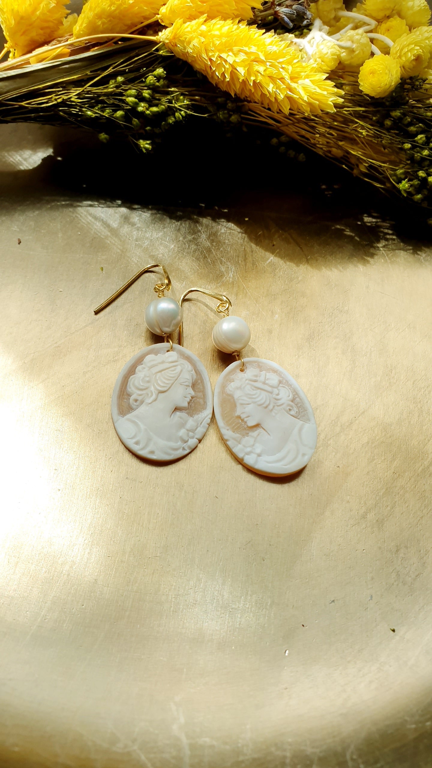 Orecchini in argento con cammei e perle