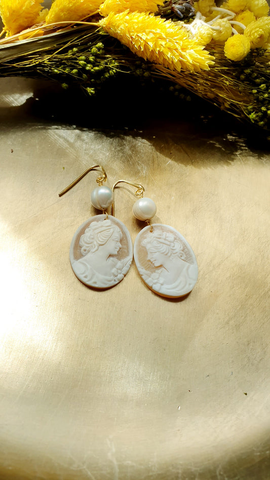 Orecchini in argento con cammei e perle