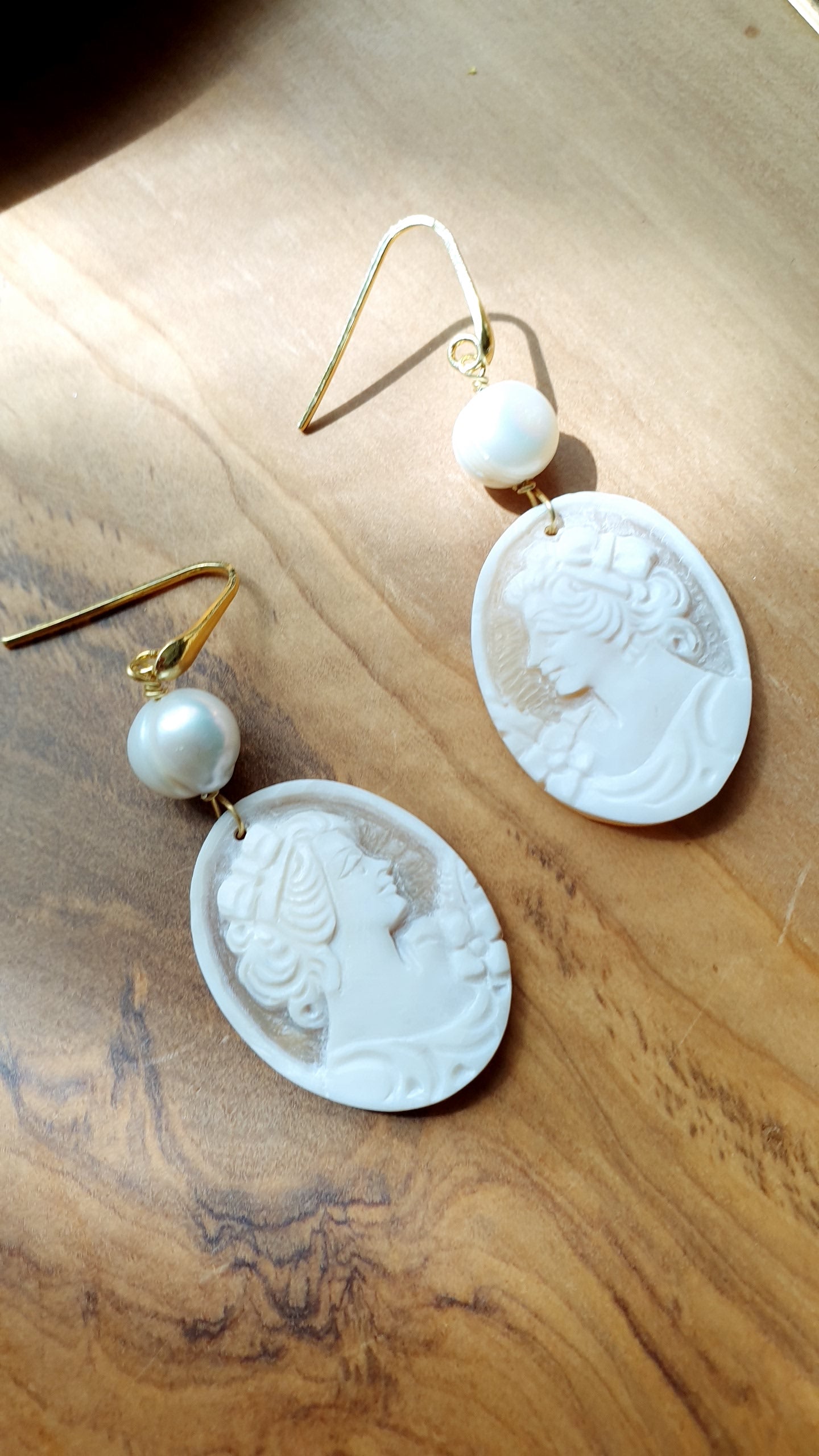 Orecchini in argento con cammei e perle