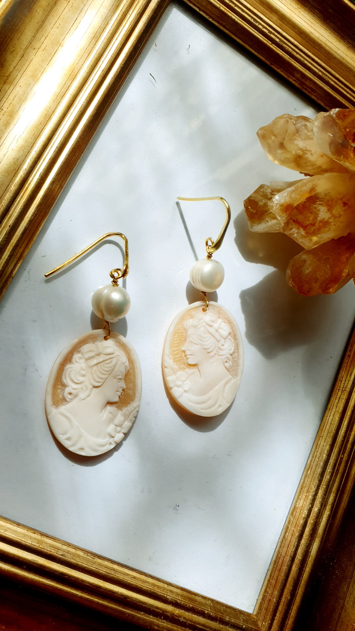 Orecchini in argento con cammei e perle