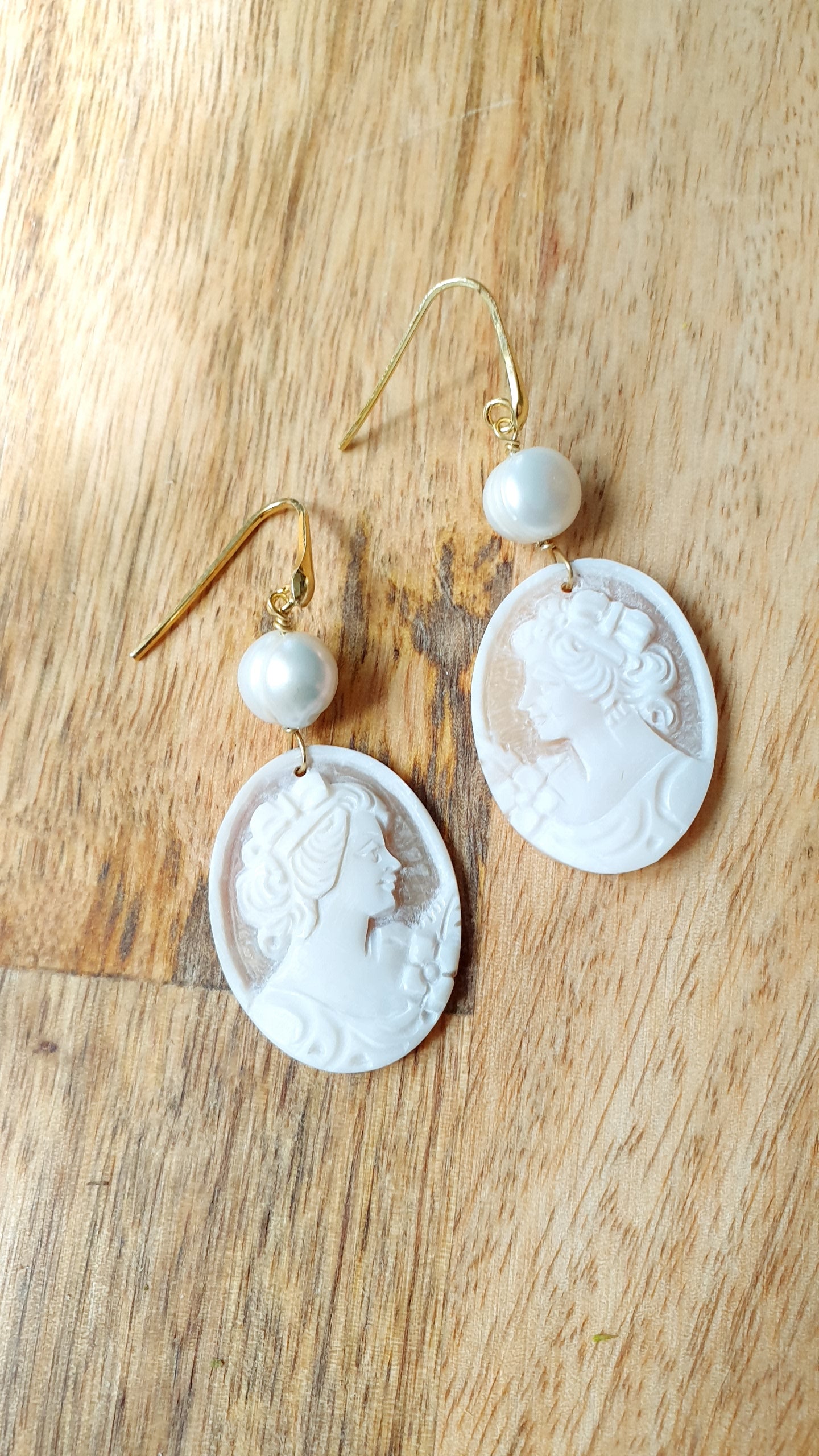 Orecchini in argento con cammei e perle