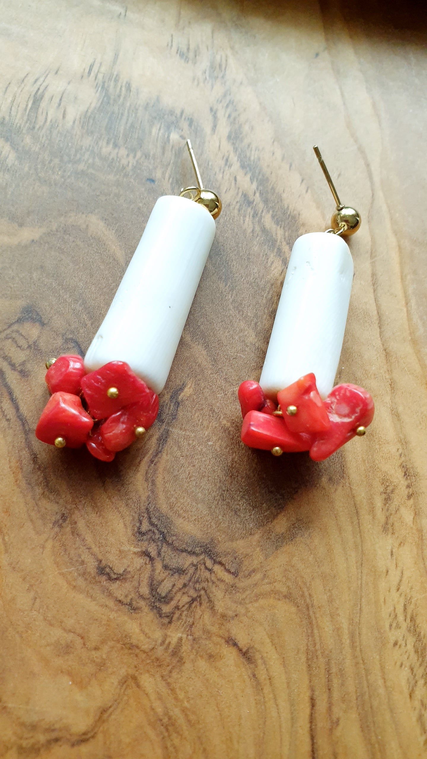 Orecchini in acciaio con corallo bamboo