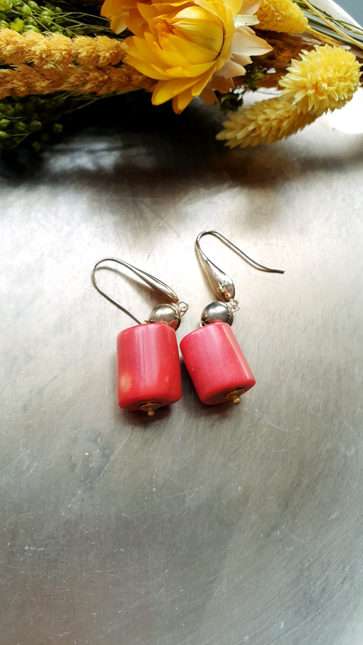 Orecchini in acciaio con corallo bamboo
