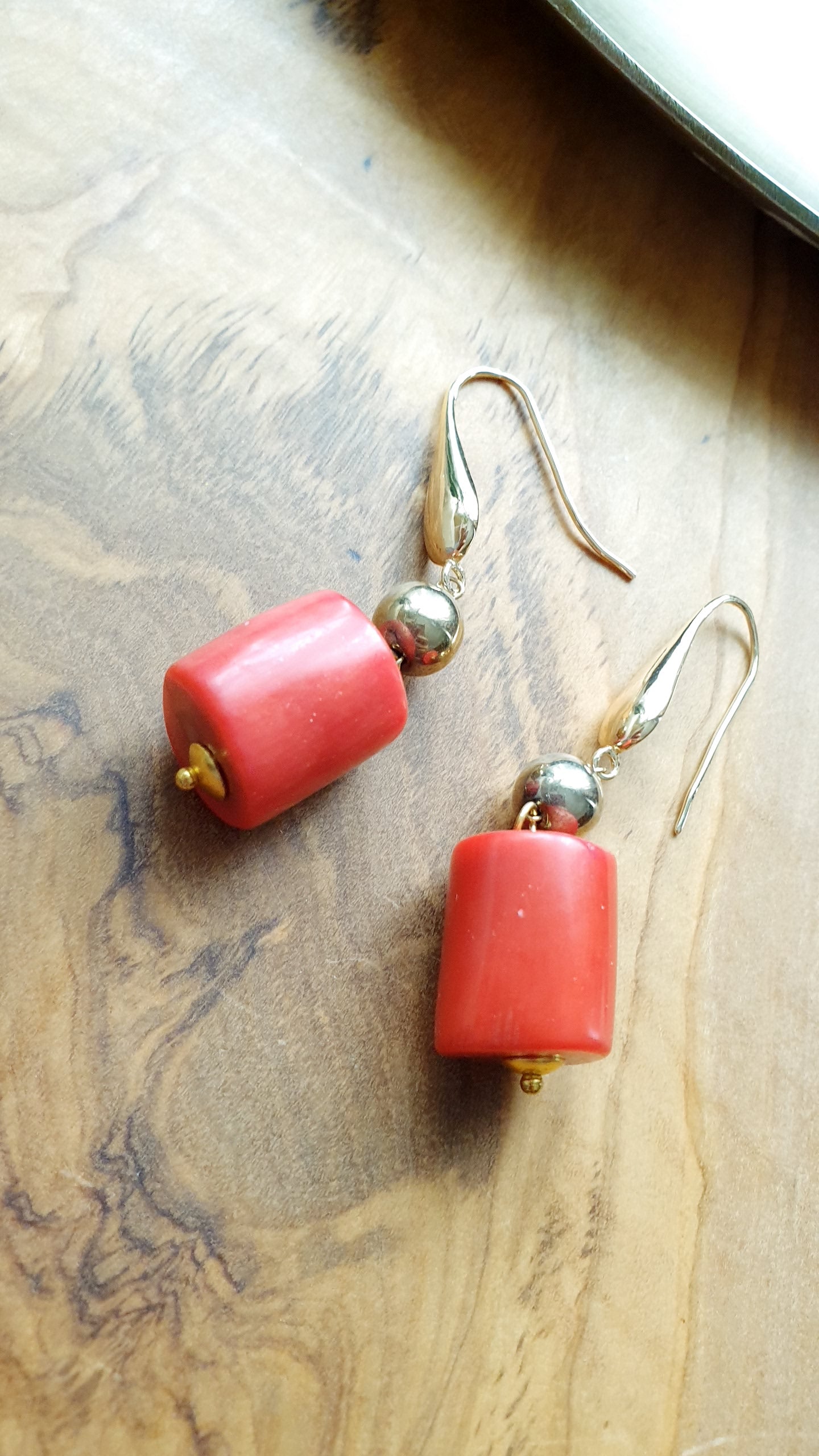 Orecchini in acciaio con corallo bamboo