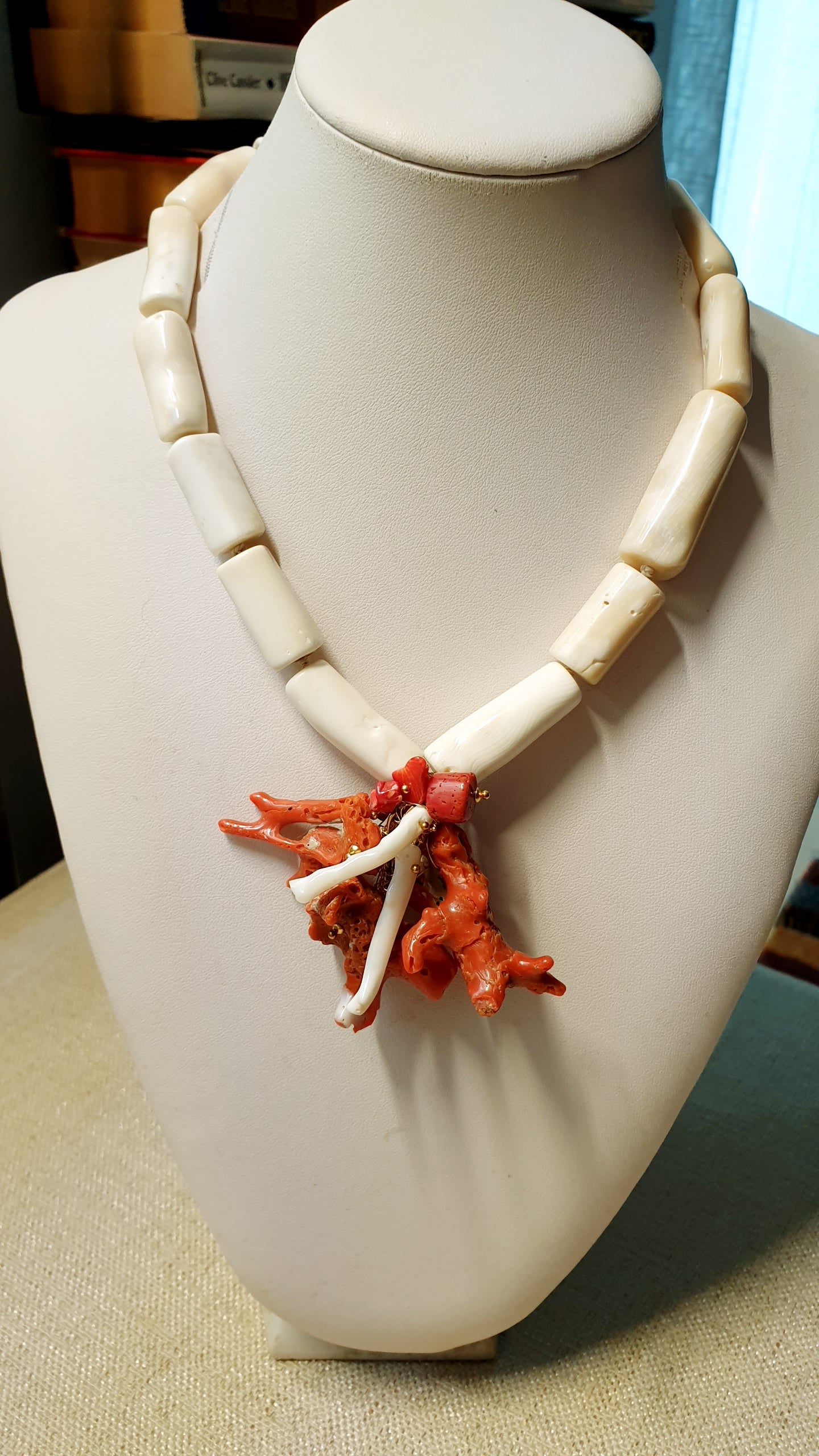 Bellissimo girocollo in corallo bamboo e rami di corallo Italiano.