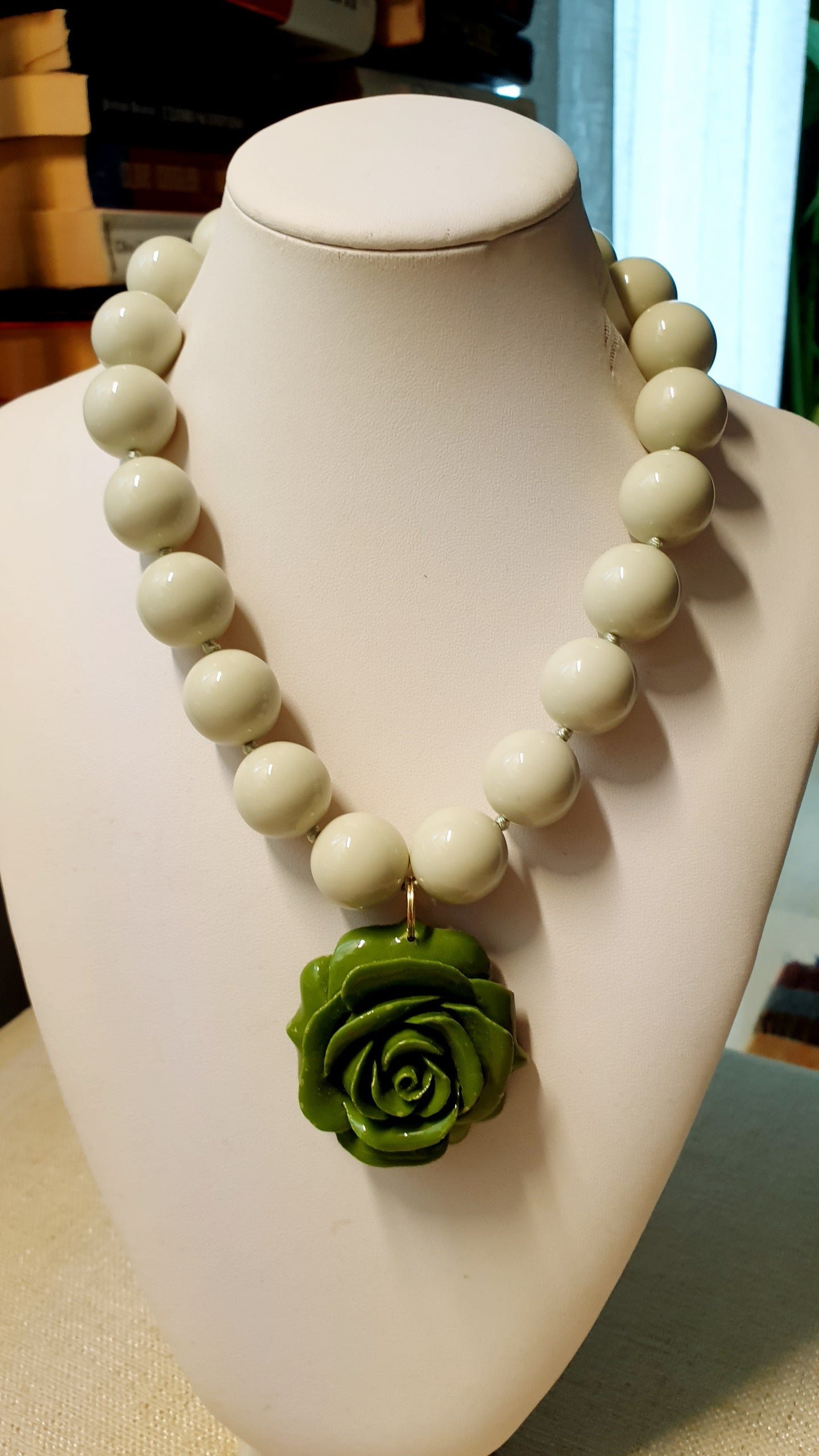 Girocollo in resina con rosa
