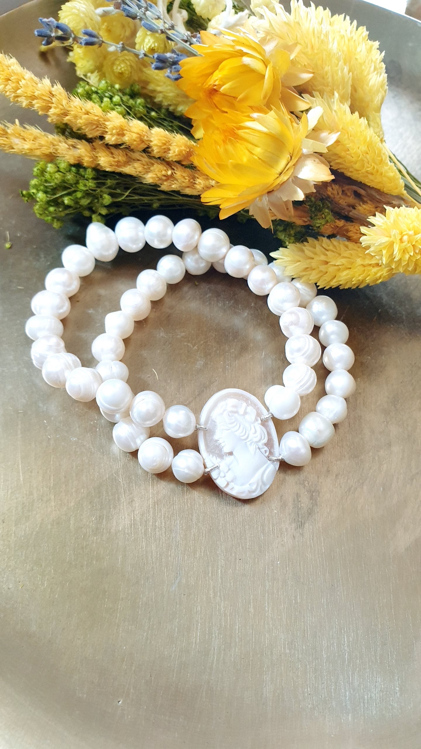 Bracciale in perle di fiume e cammeo
