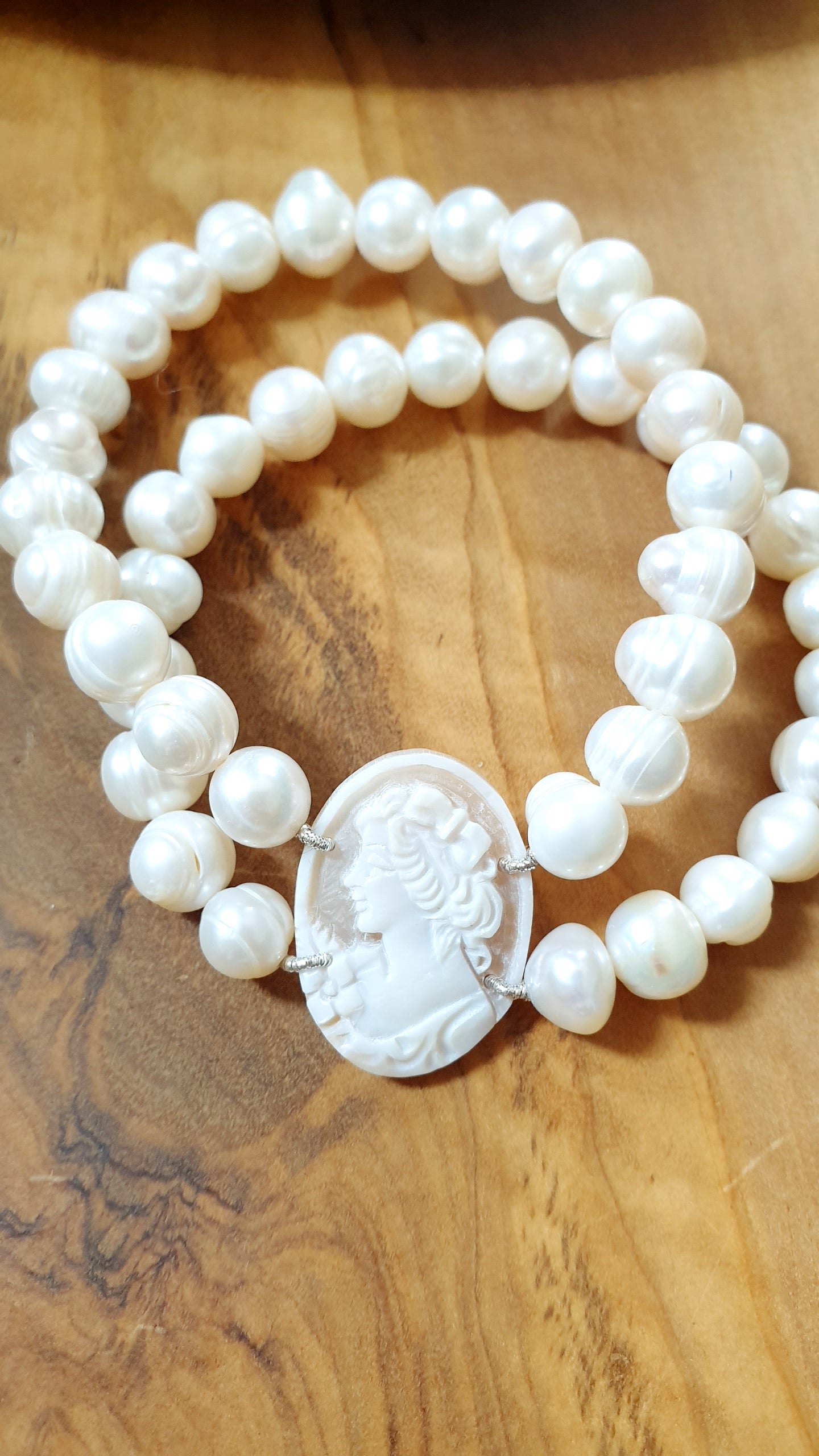 Bracciale in perle di fiume e cammeo