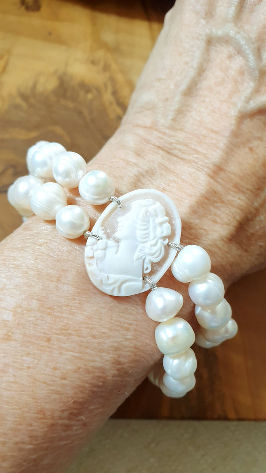 Bracciale in perle di fiume e cammeo
