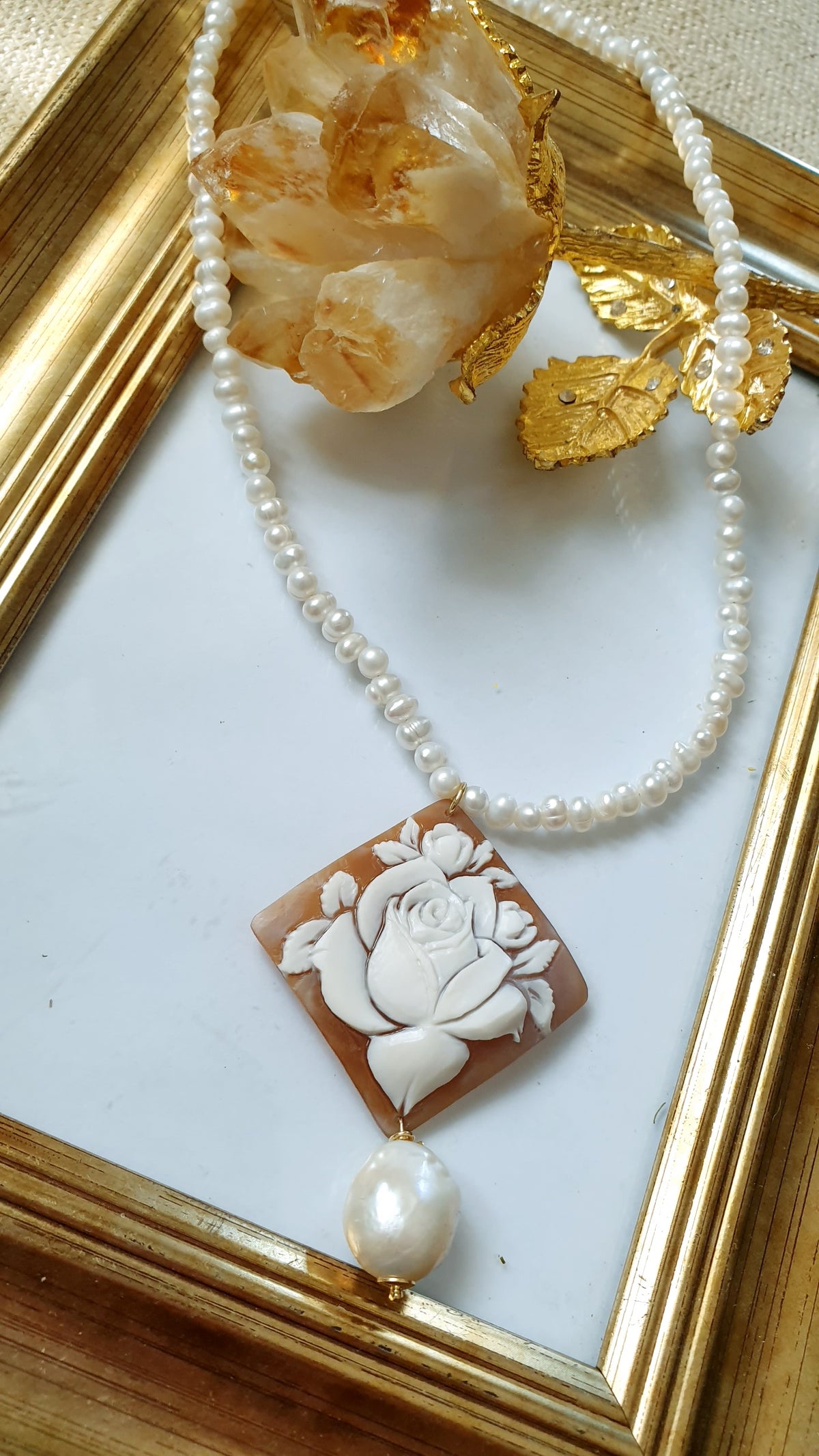Girocollo in perle di fiume, cammeo, perla barocca.