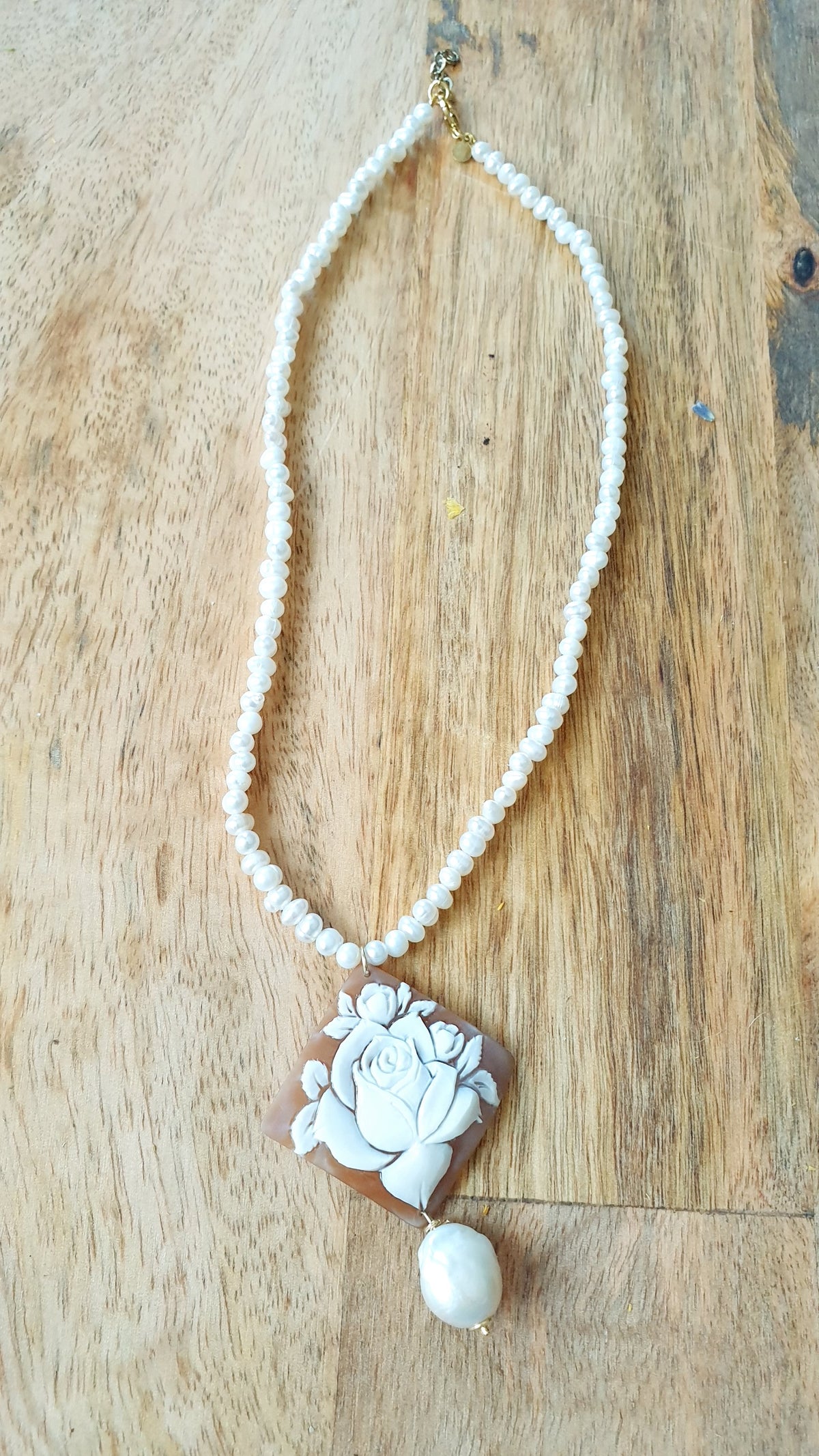 Girocollo in perle di fiume, cammeo, perla barocca.