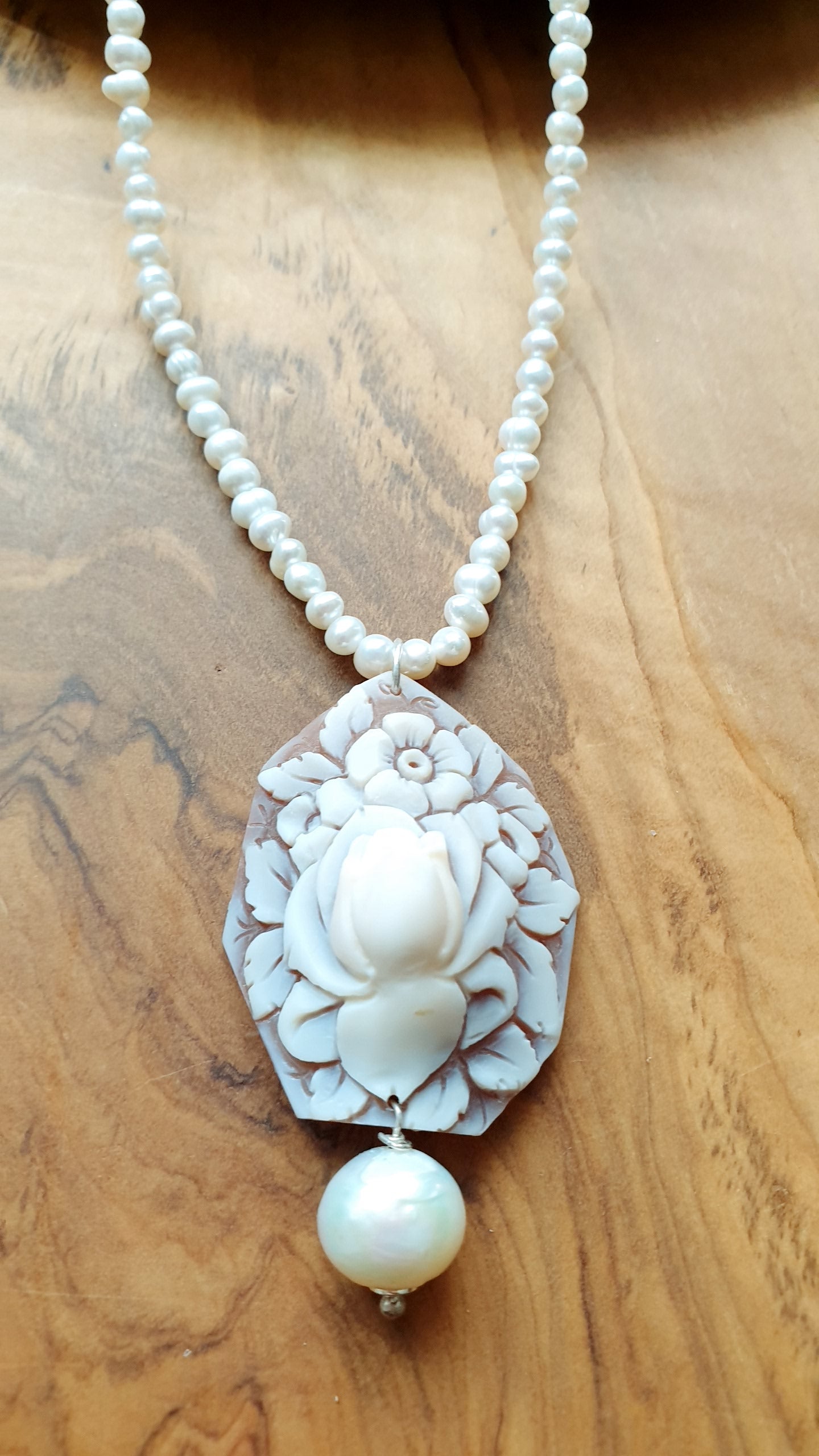 Bellissimo girocollo di perle con cammeo