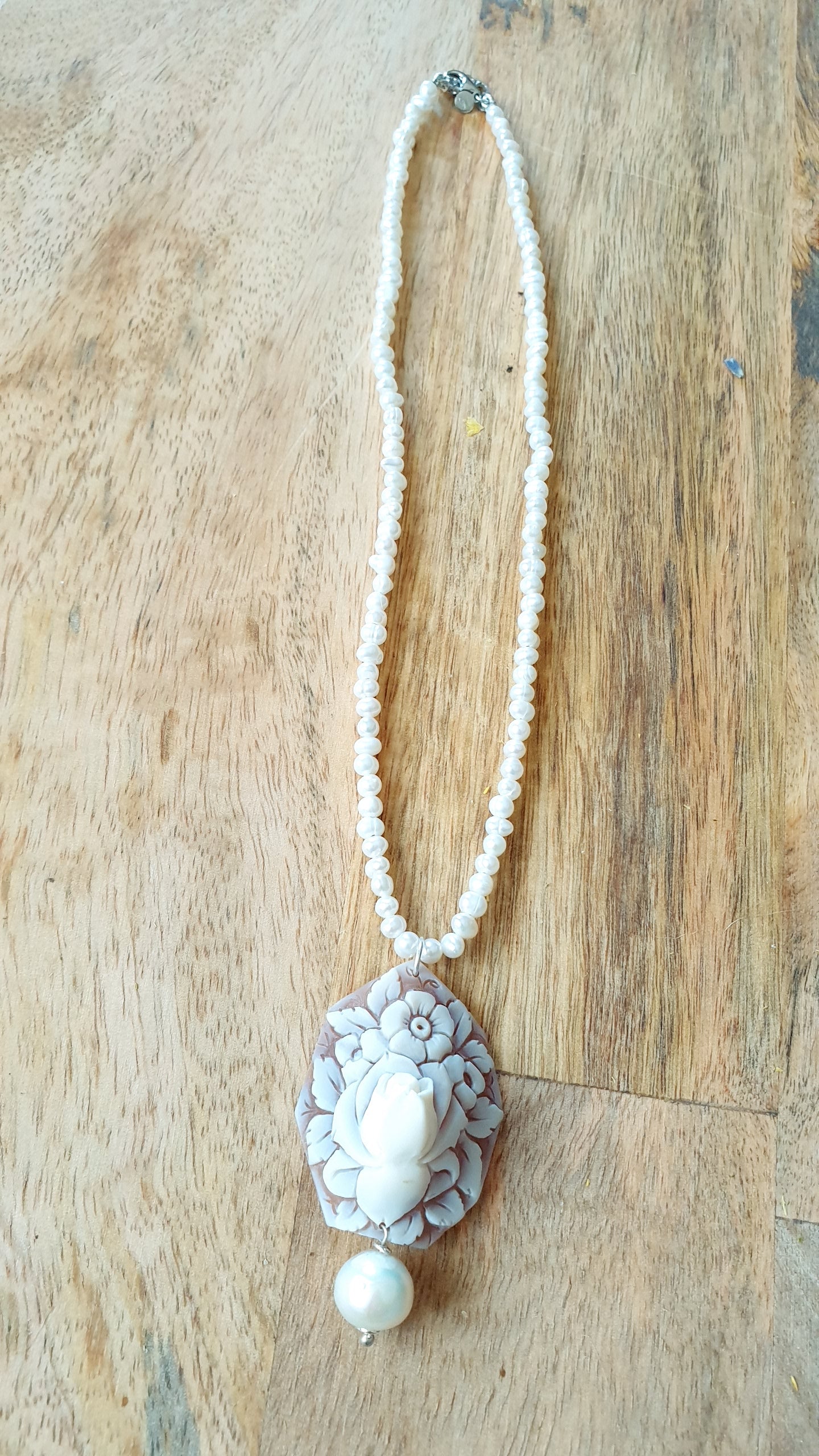 Bellissimo girocollo di perle con cammeo