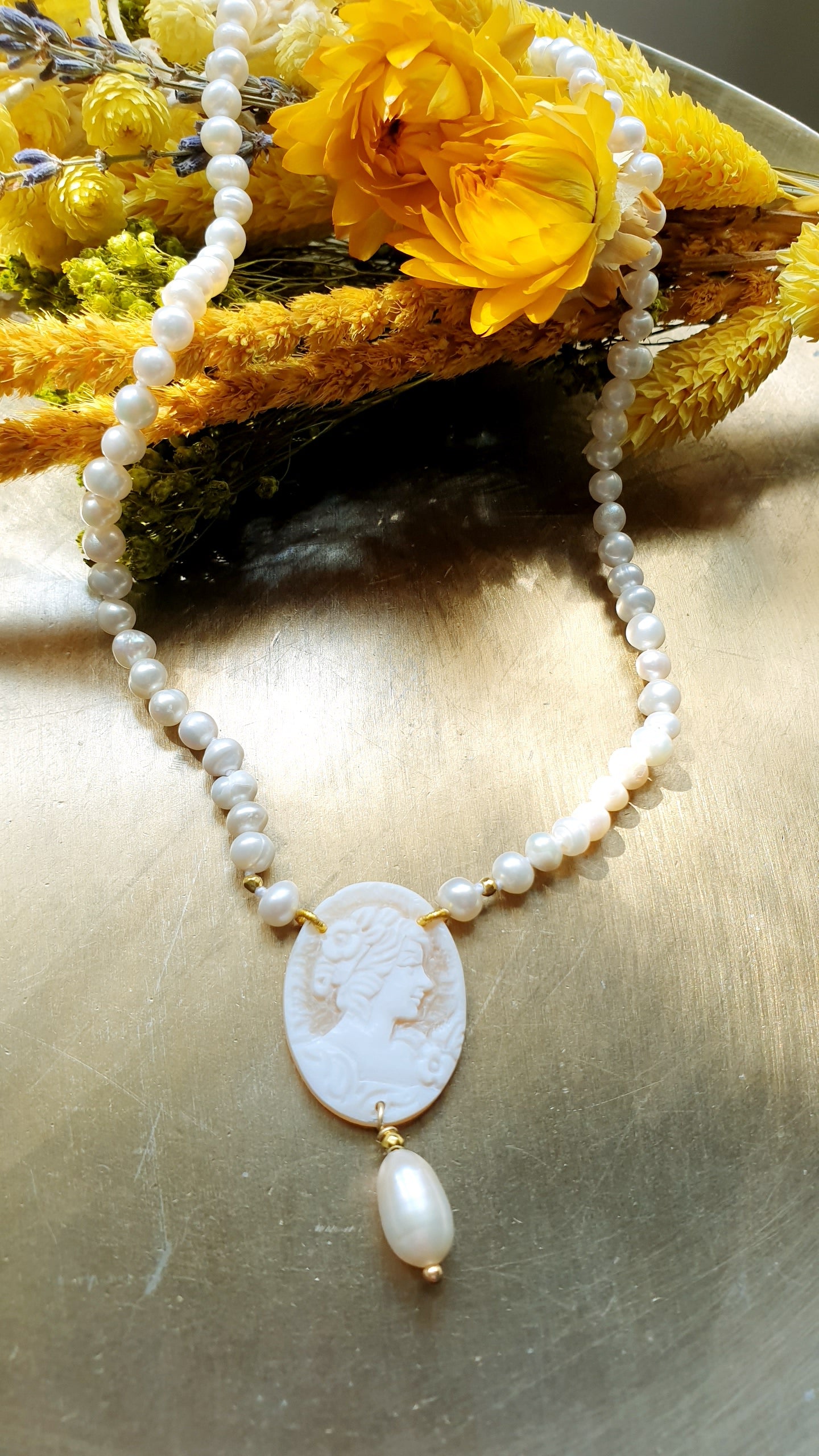 Girocollo in perle di fiume con cammeo originale