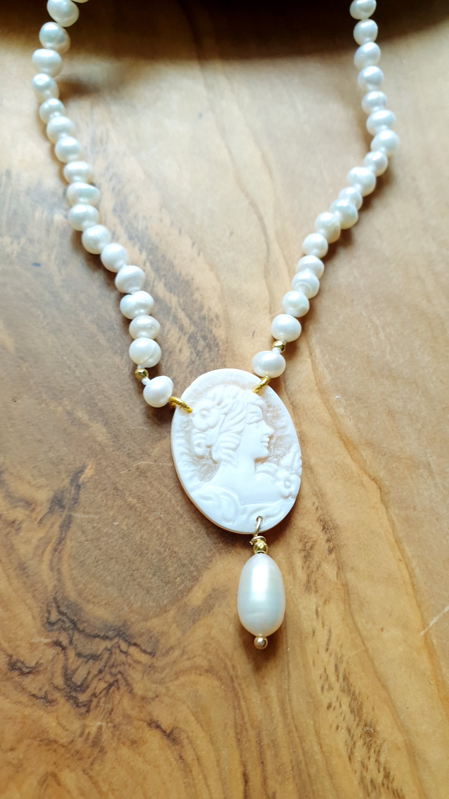 Girocollo in perle di fiume con cammeo originale