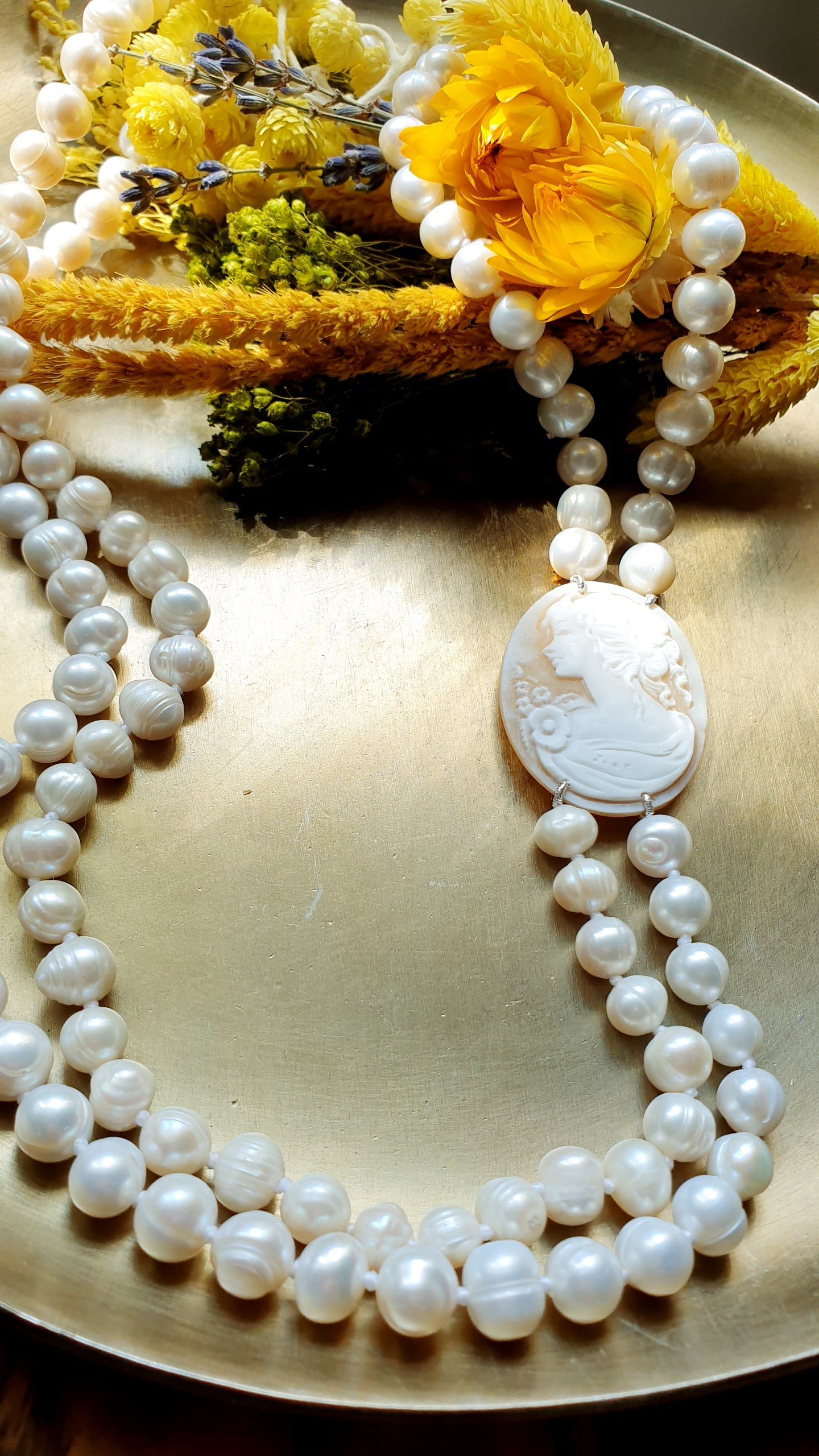 Lunga collana in perle di fiume con cammeo autentico