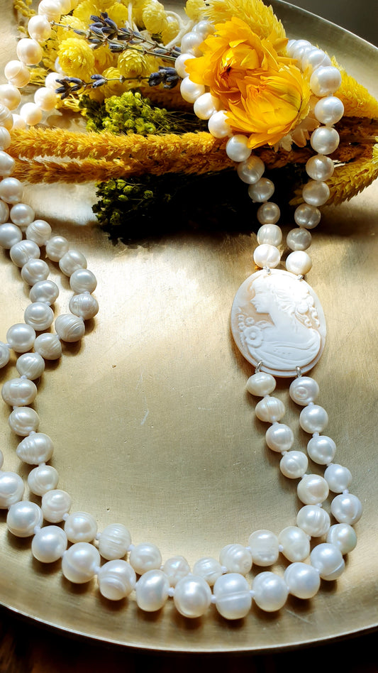 Lunga collana in perle di fiume con cammeo autentico
