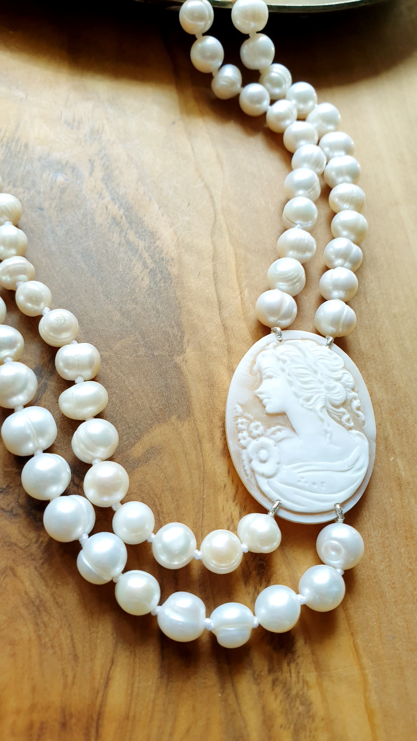 Lunga collana in perle di fiume con cammeo autentico