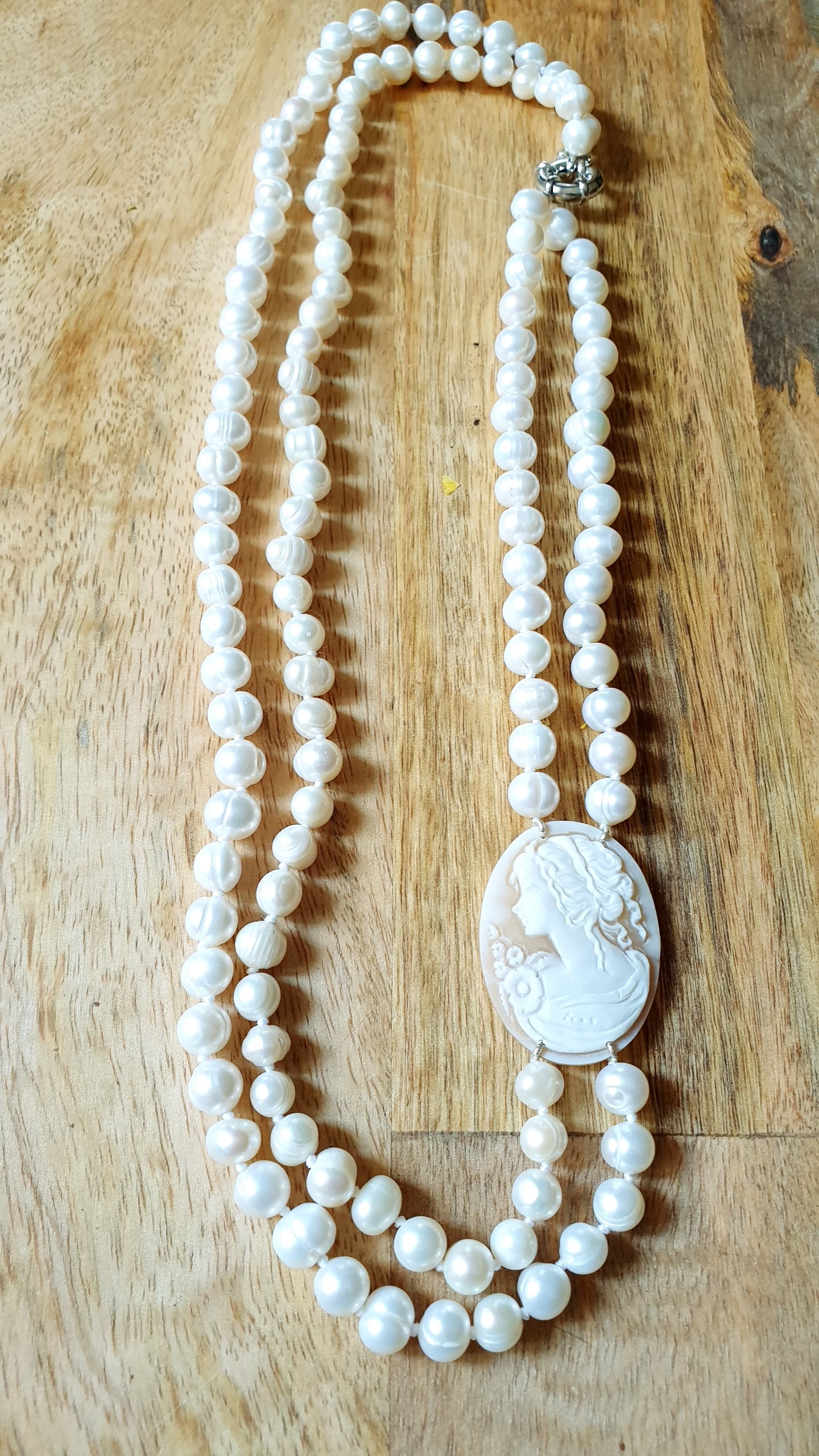 Lunga collana in perle di fiume con cammeo autentico