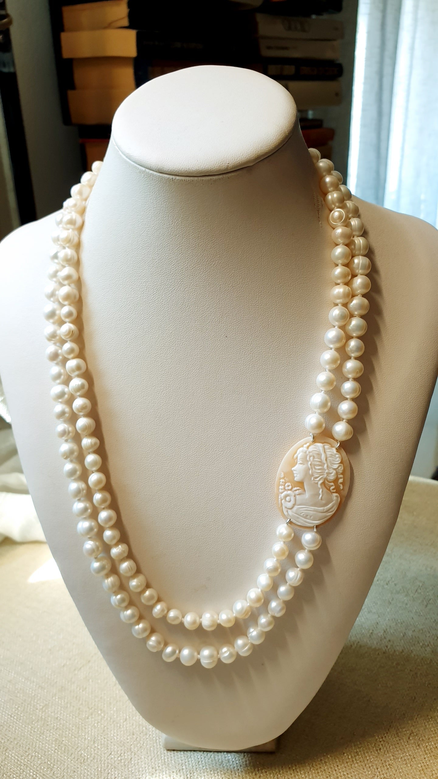 Lunga collana in perle di fiume con cammeo autentico