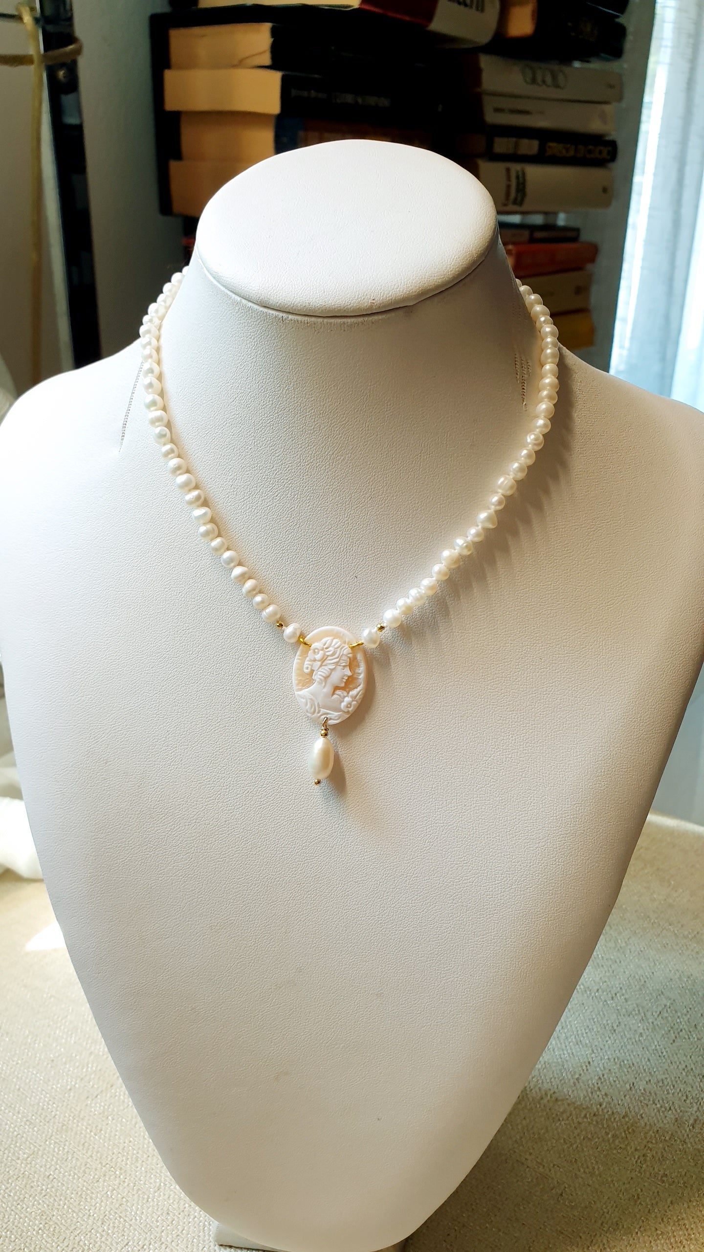 Girocollo in perle di fiume con cammeo originale