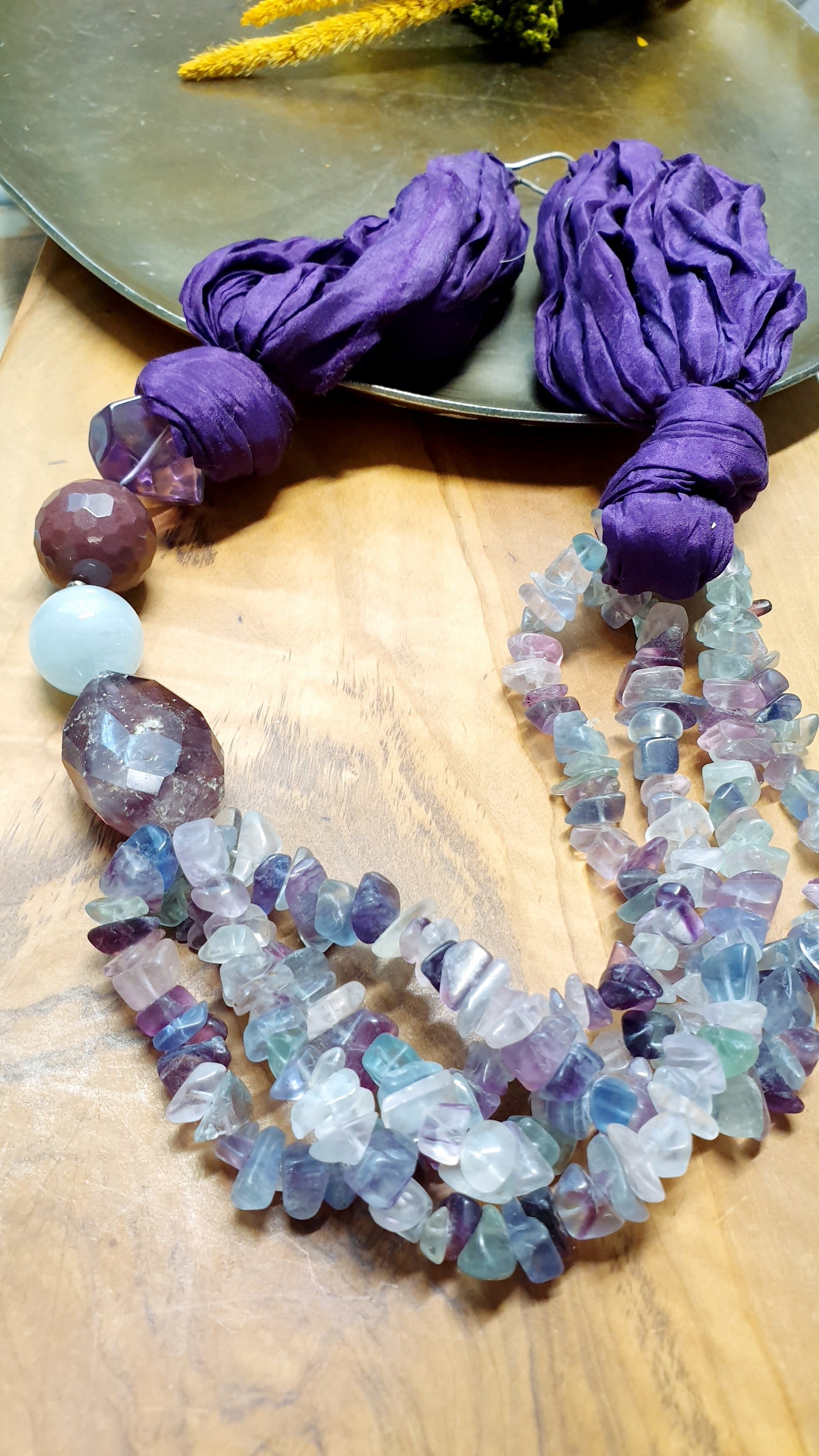 Collana in seta con ametista, fluorite, acquamarina.
