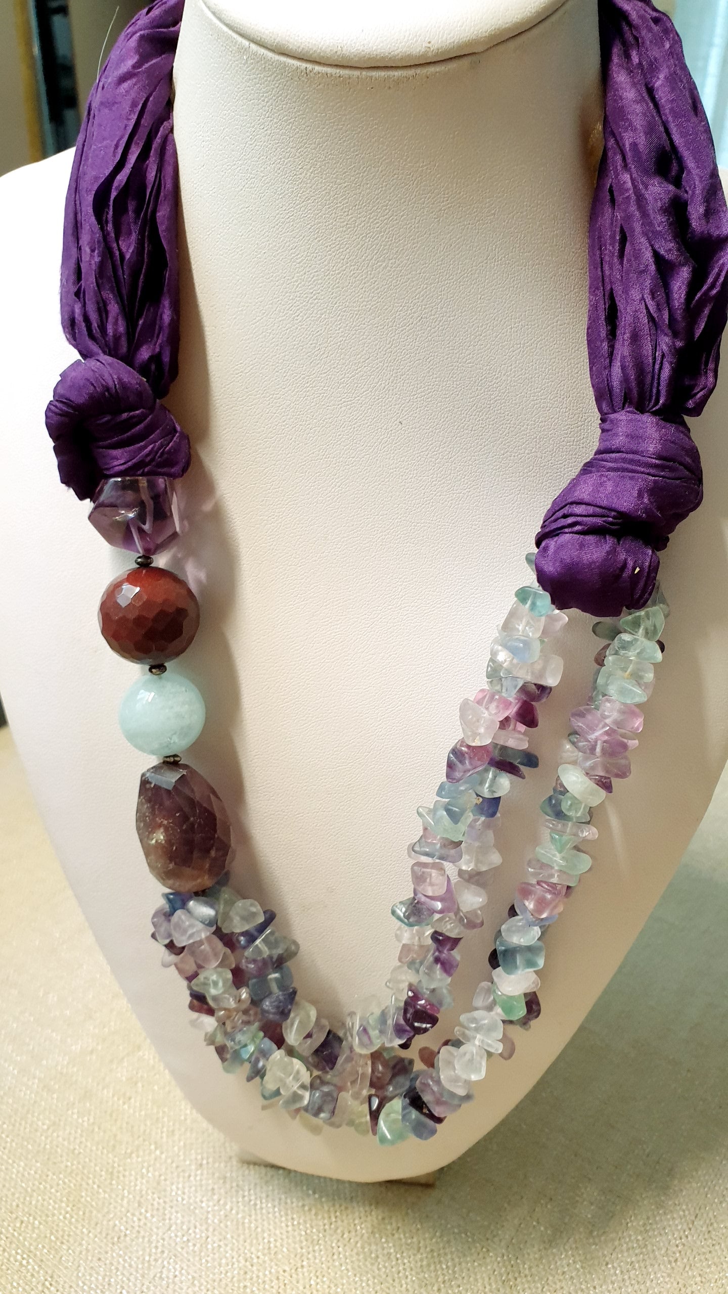 Collana in seta con ametista, fluorite, acquamarina.