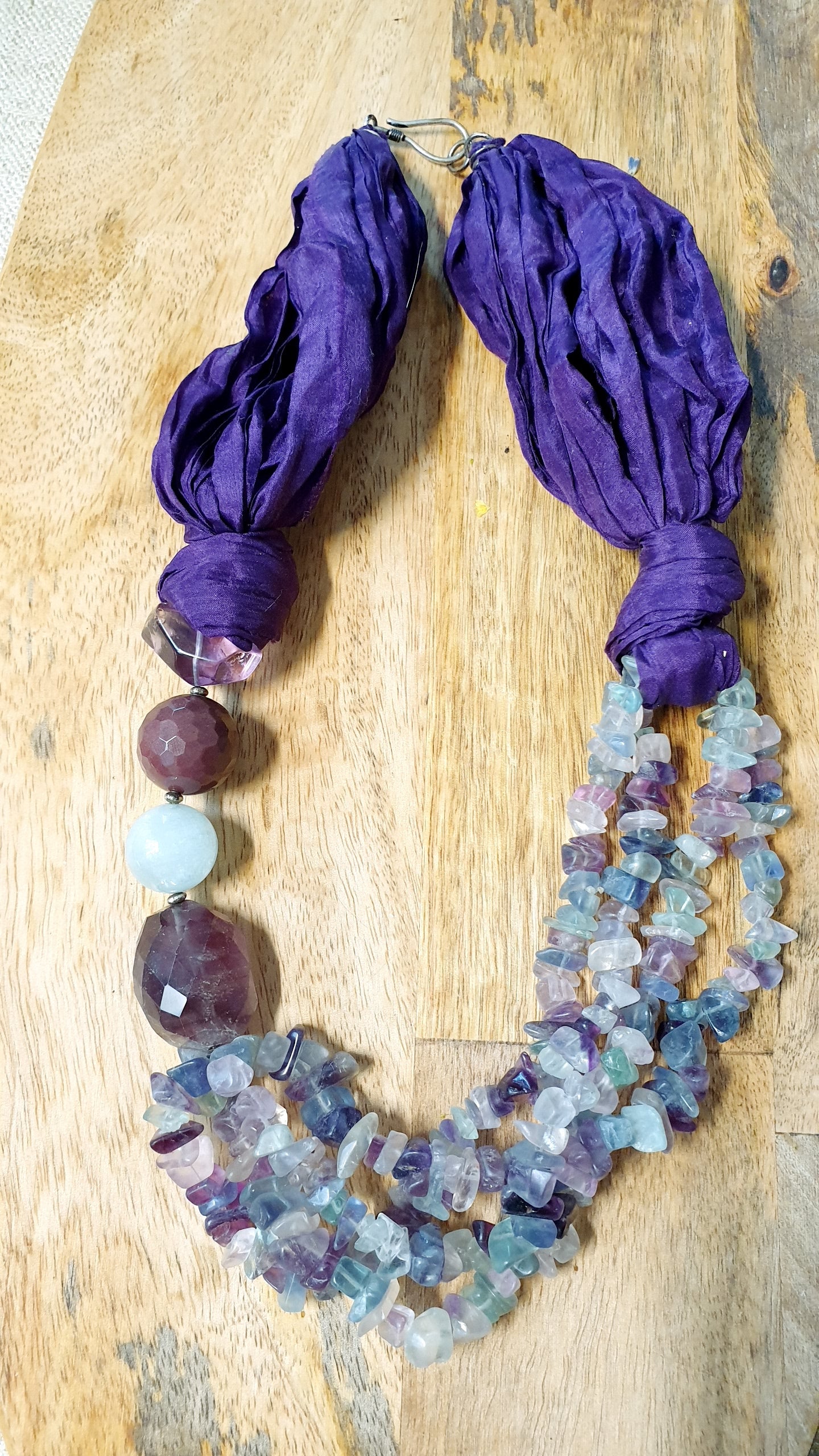 Collana in seta con ametista, fluorite, acquamarina.