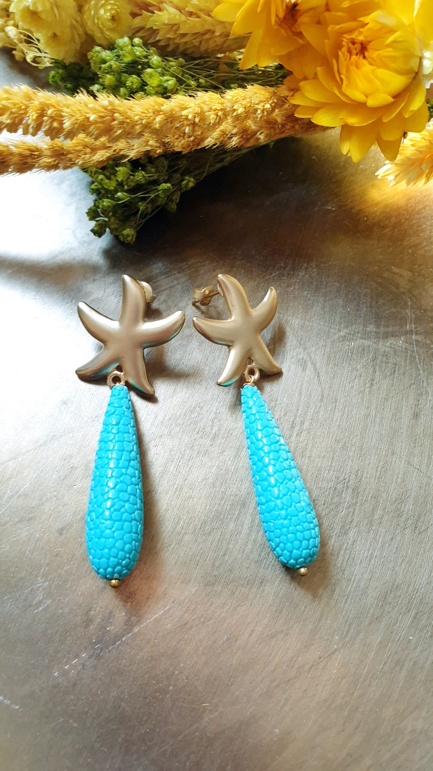 Orechini in ottone con goccia in resina