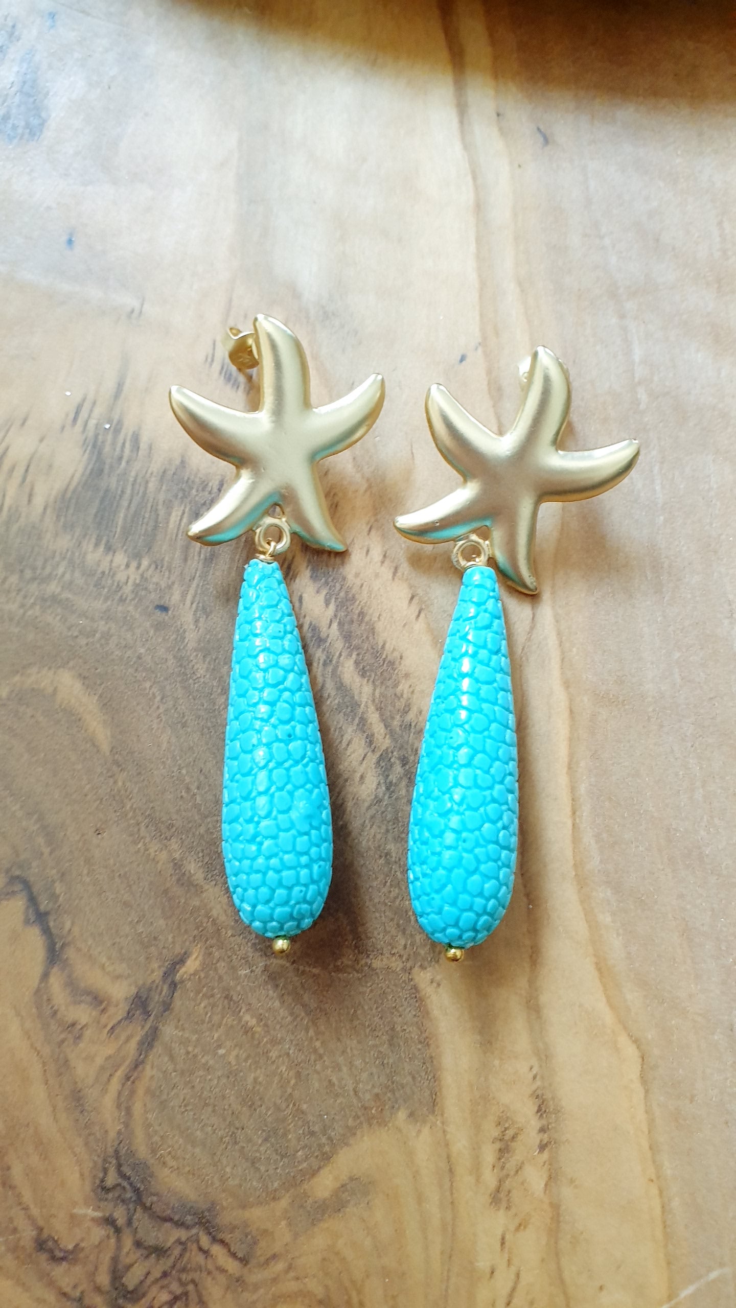Orechini in ottone con goccia in resina