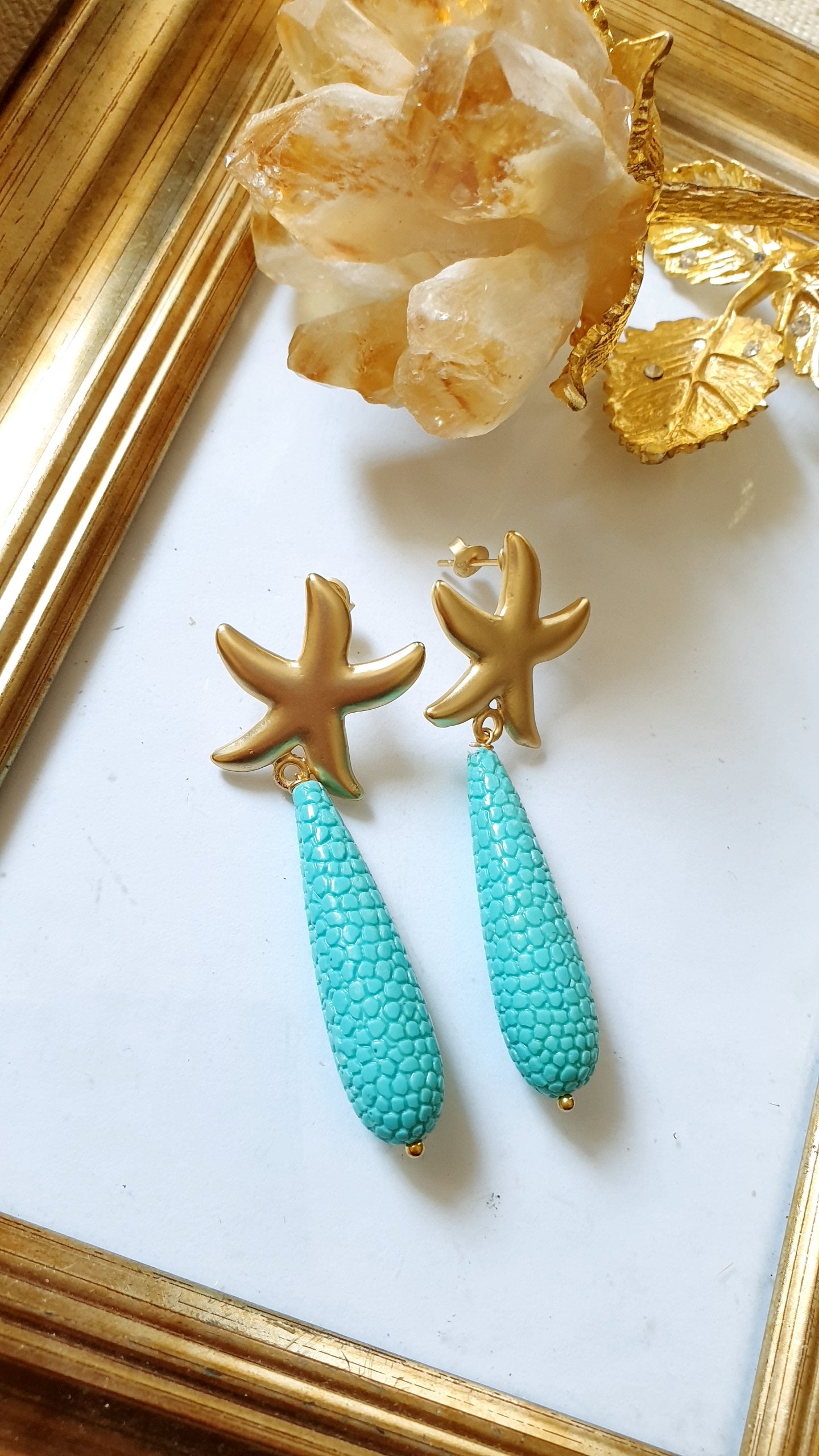 Orechini in ottone con goccia in resina