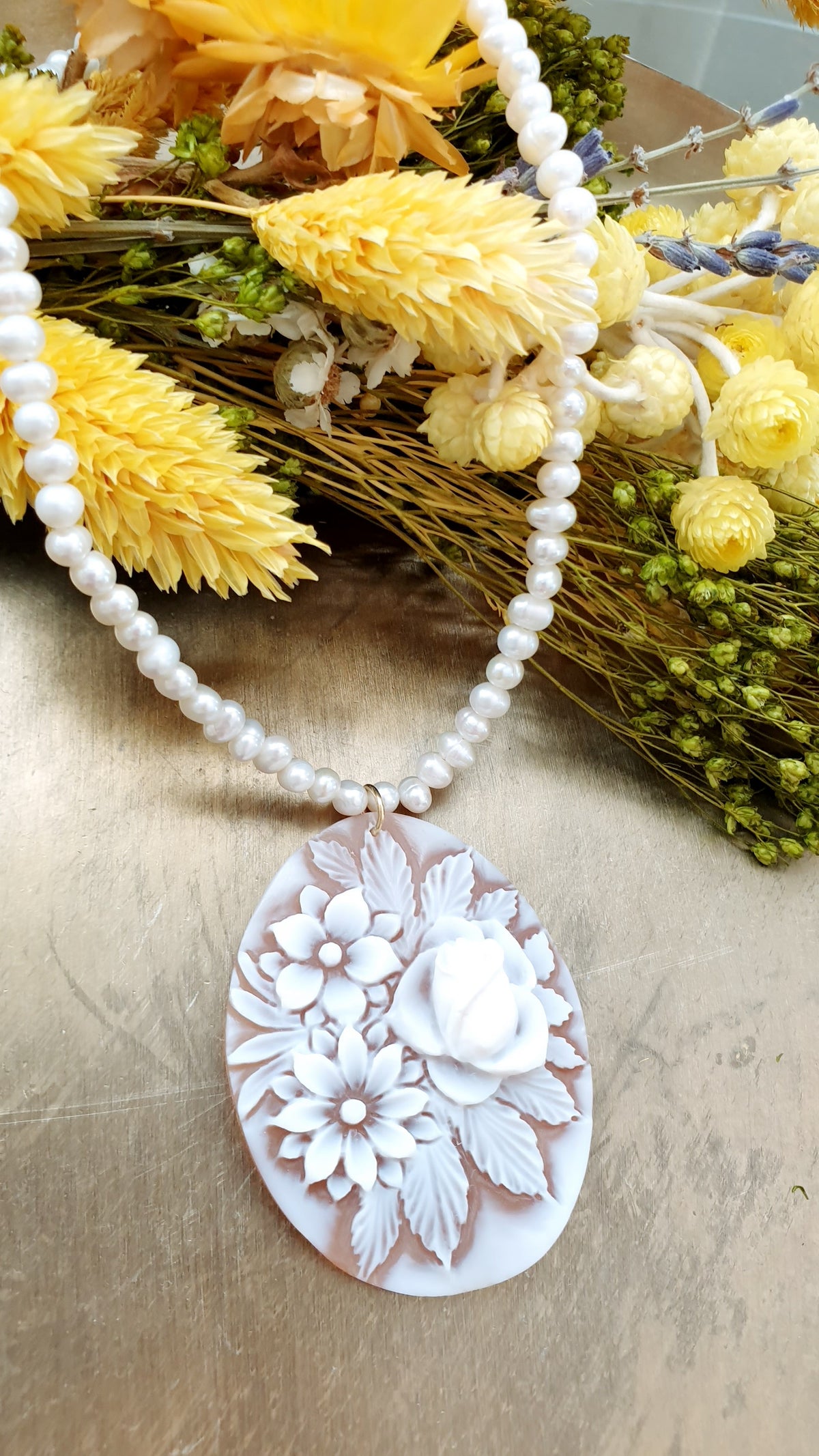 Girocollo di perle di fiume e argento con bellissimo cammeo floreale
