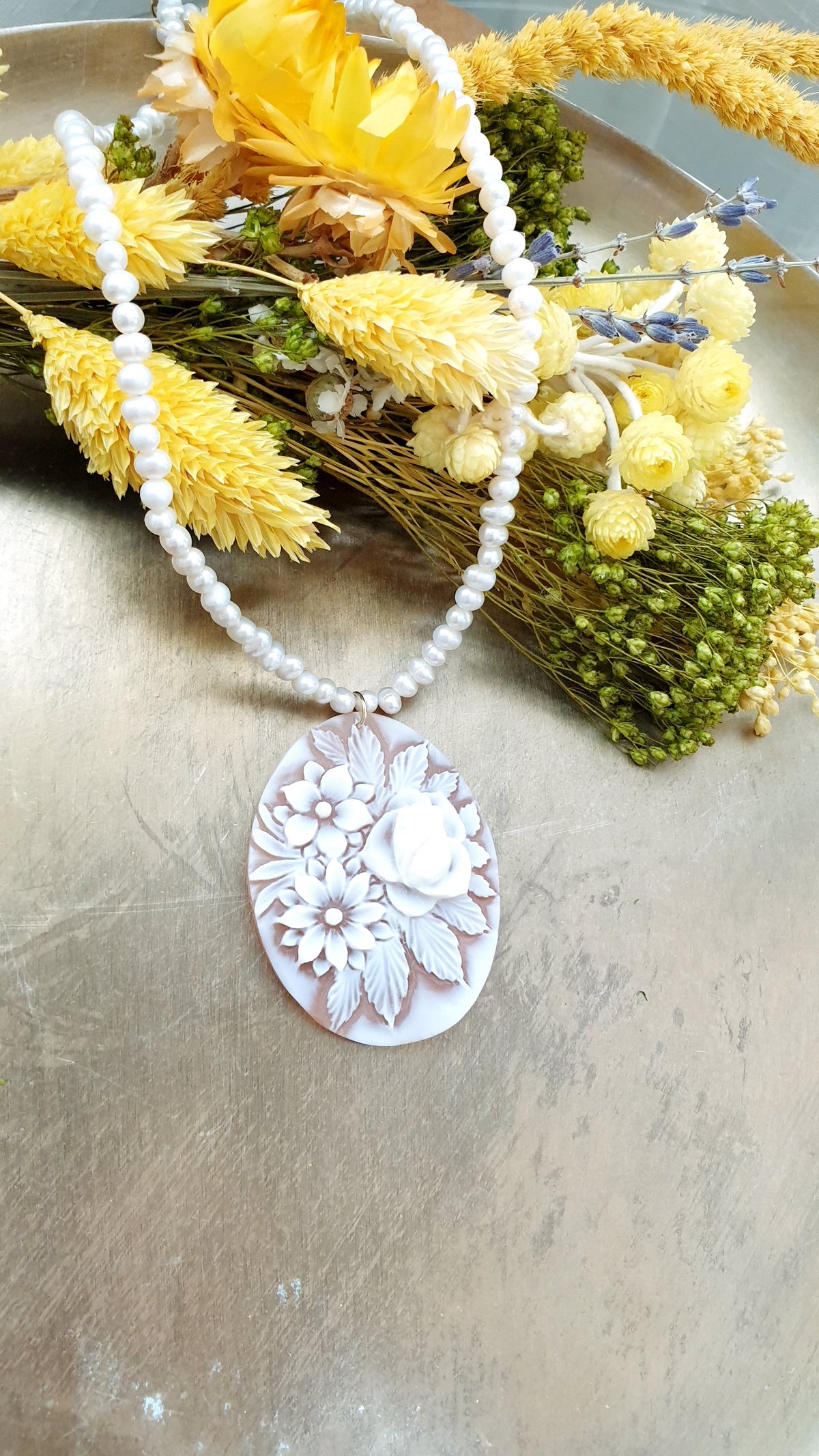 Girocollo di perle di fiume e argento con bellissimo cammeo floreale