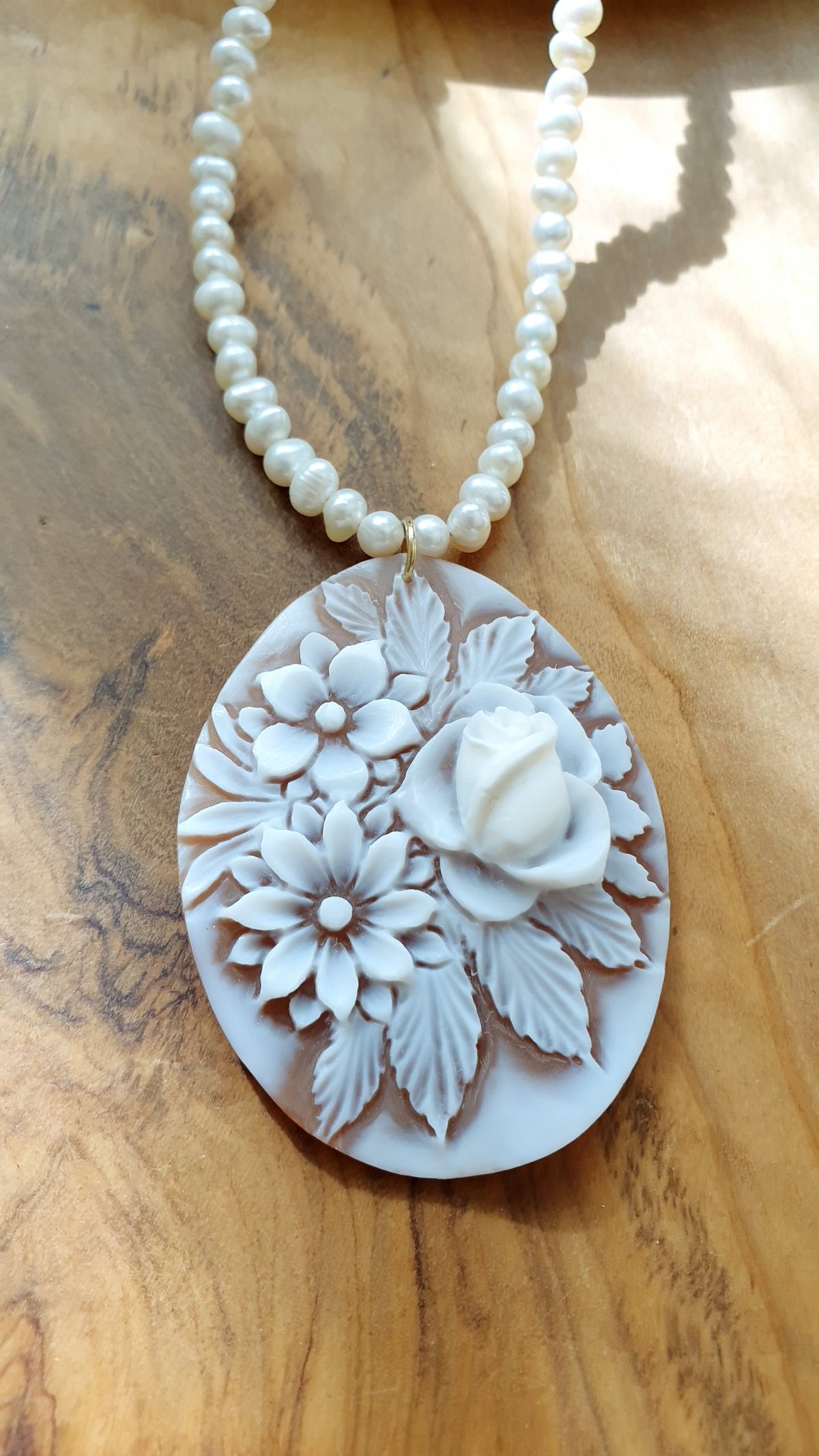Girocollo di perle di fiume e argento con bellissimo cammeo floreale