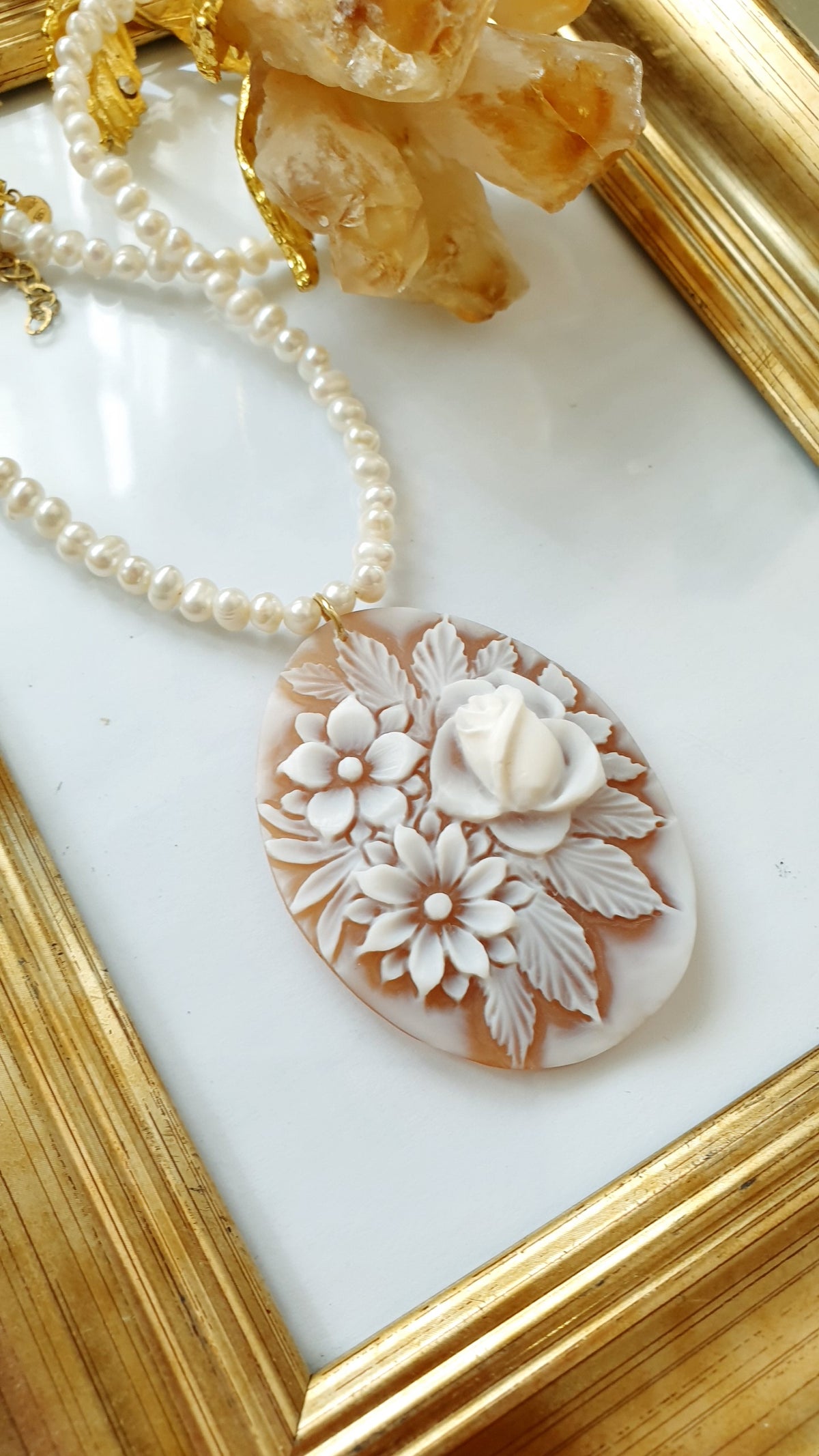 Girocollo di perle di fiume e argento con bellissimo cammeo floreale