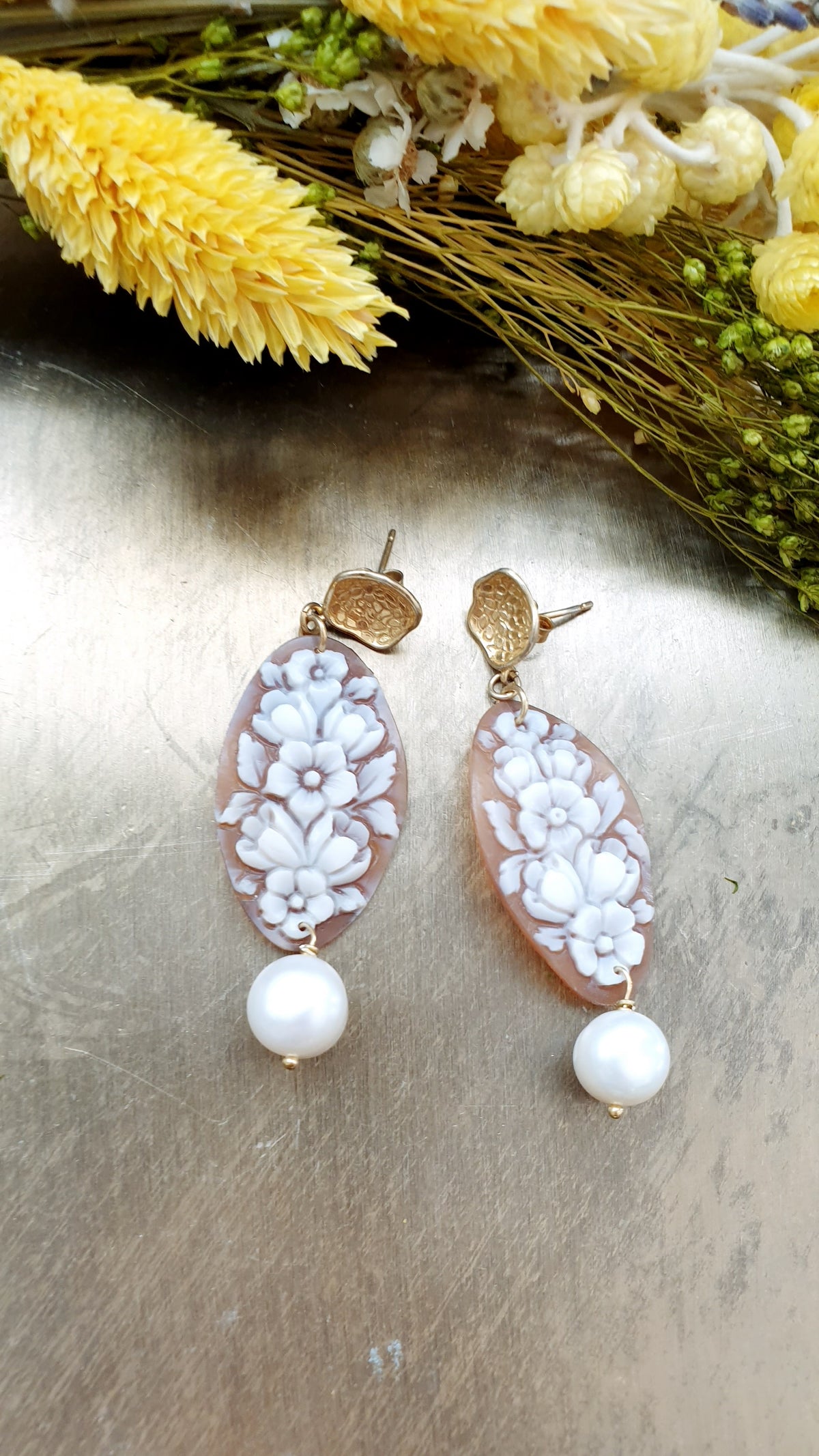 Orecchini in argento con cammei e perle di fiume