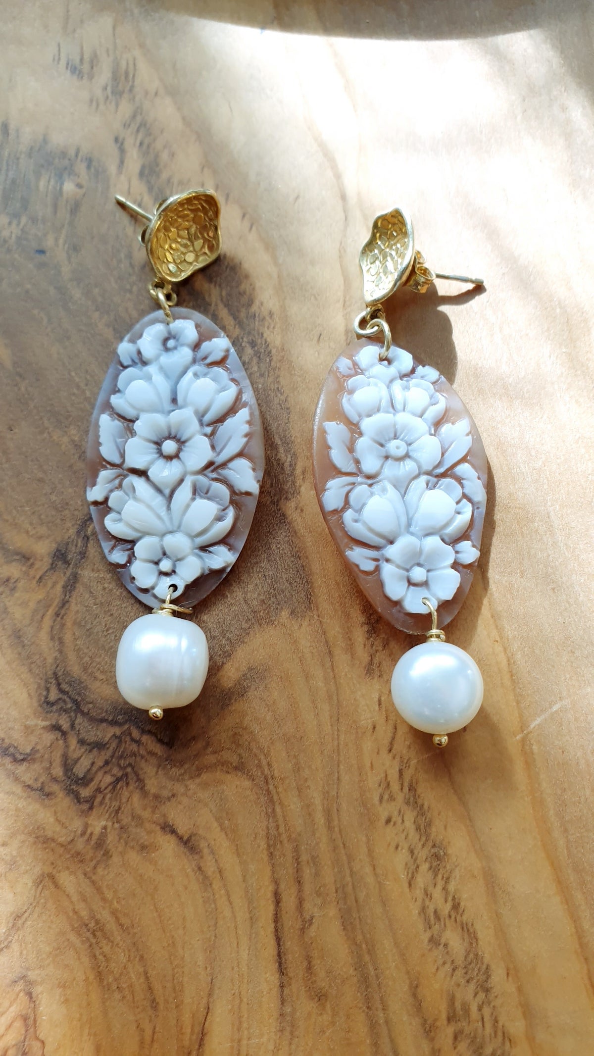 Orecchini in argento con cammei e perle di fiume